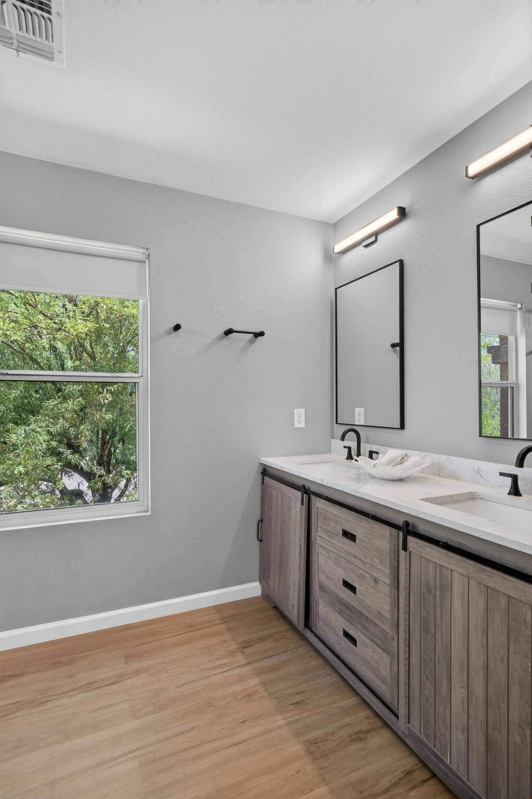 35 Main Bathroom photo a.jpg