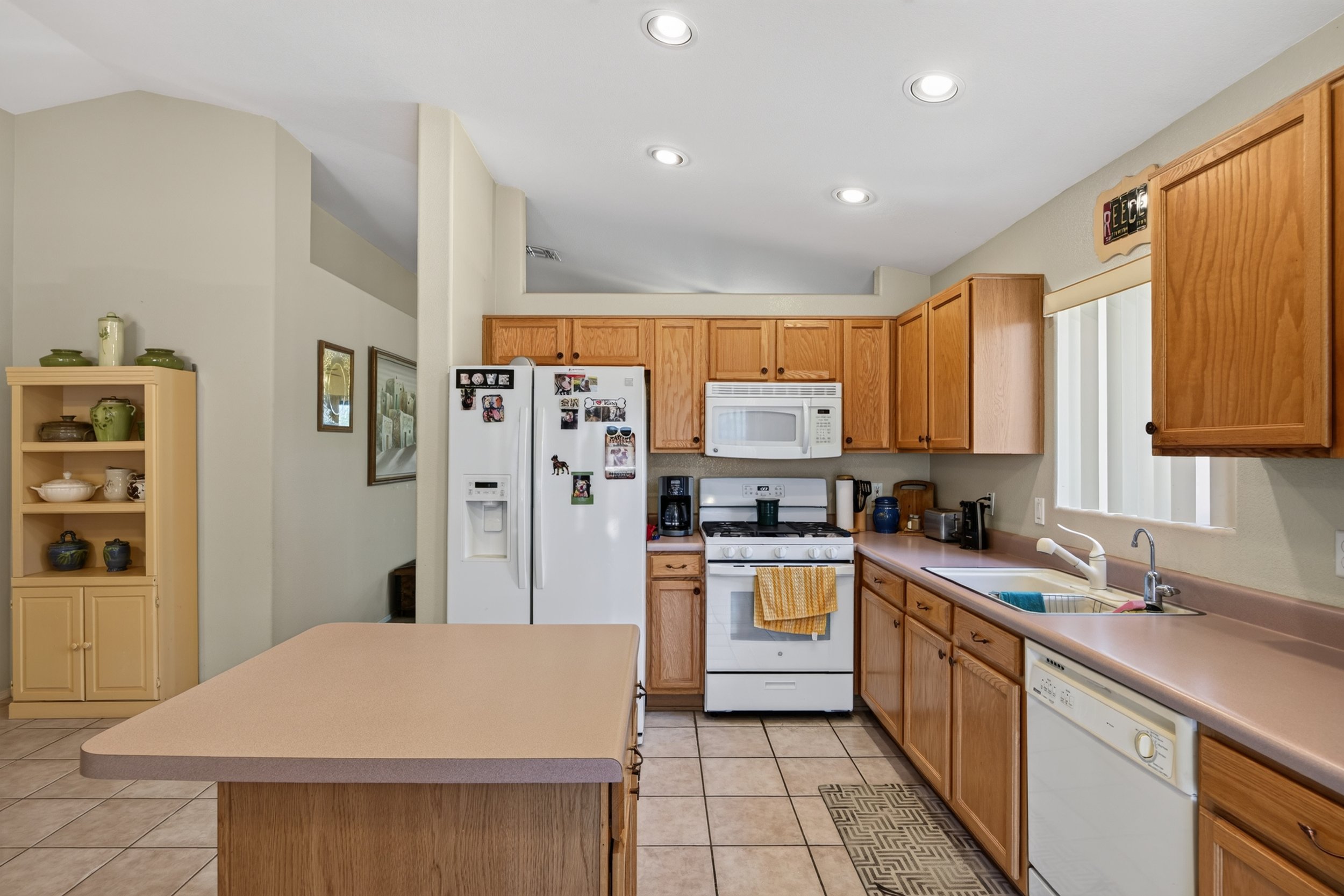 16 Kitchen photo d.jpg