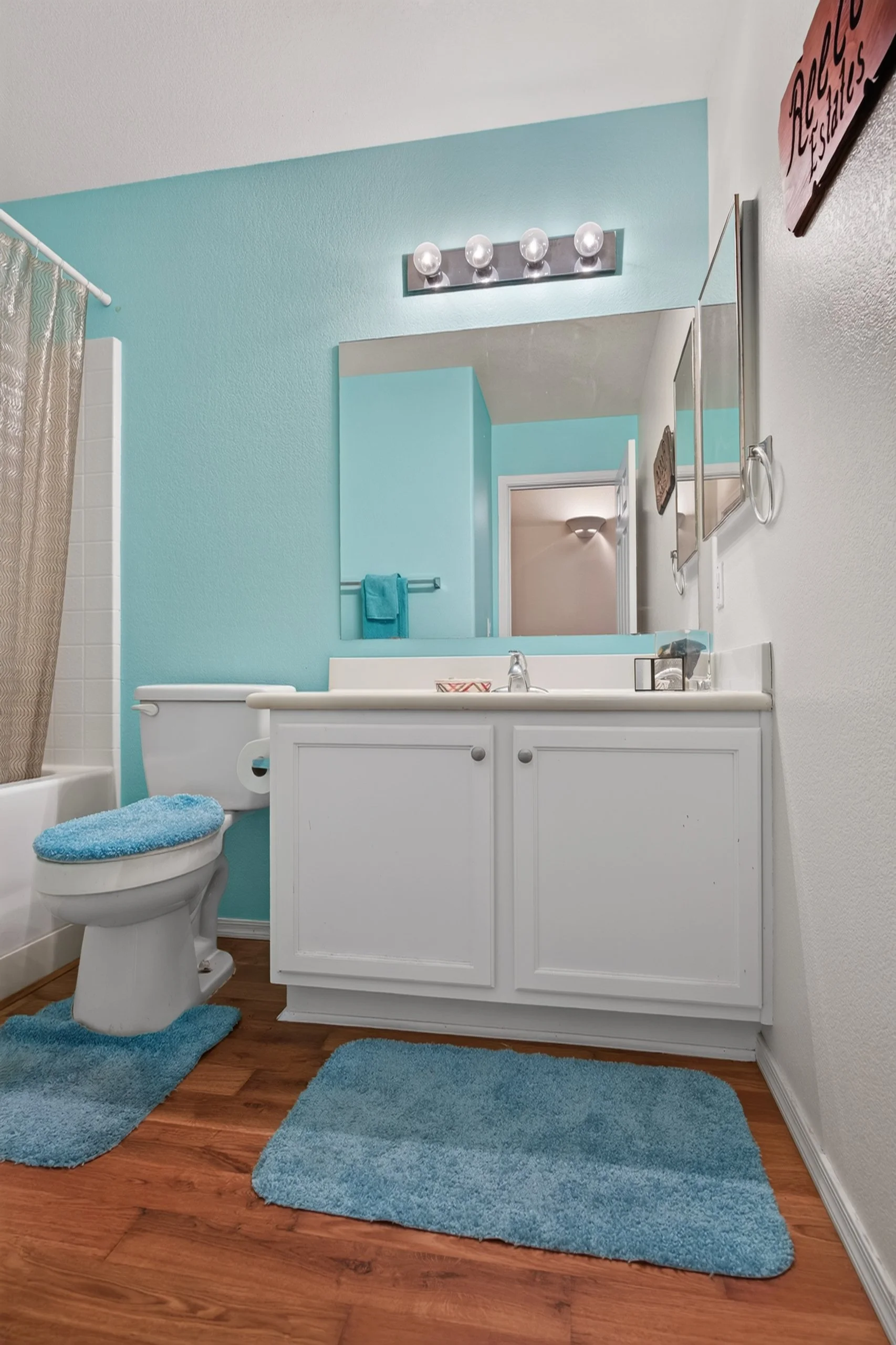 17 Bathroom photo a.jpg