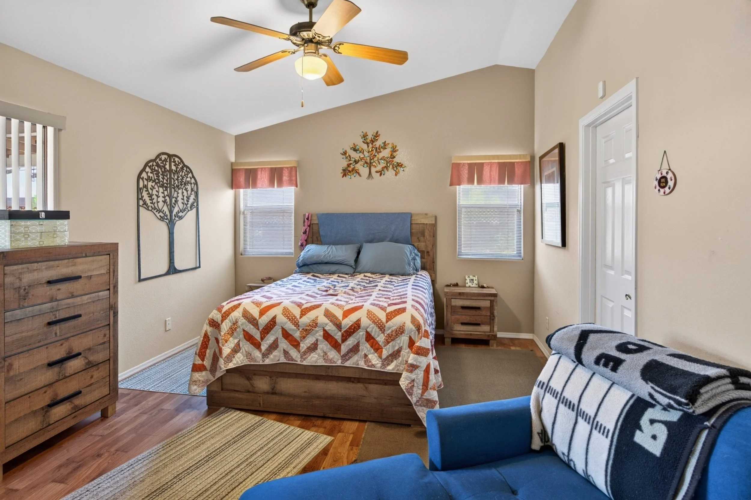 25 Main Bedroom photo a.jpg