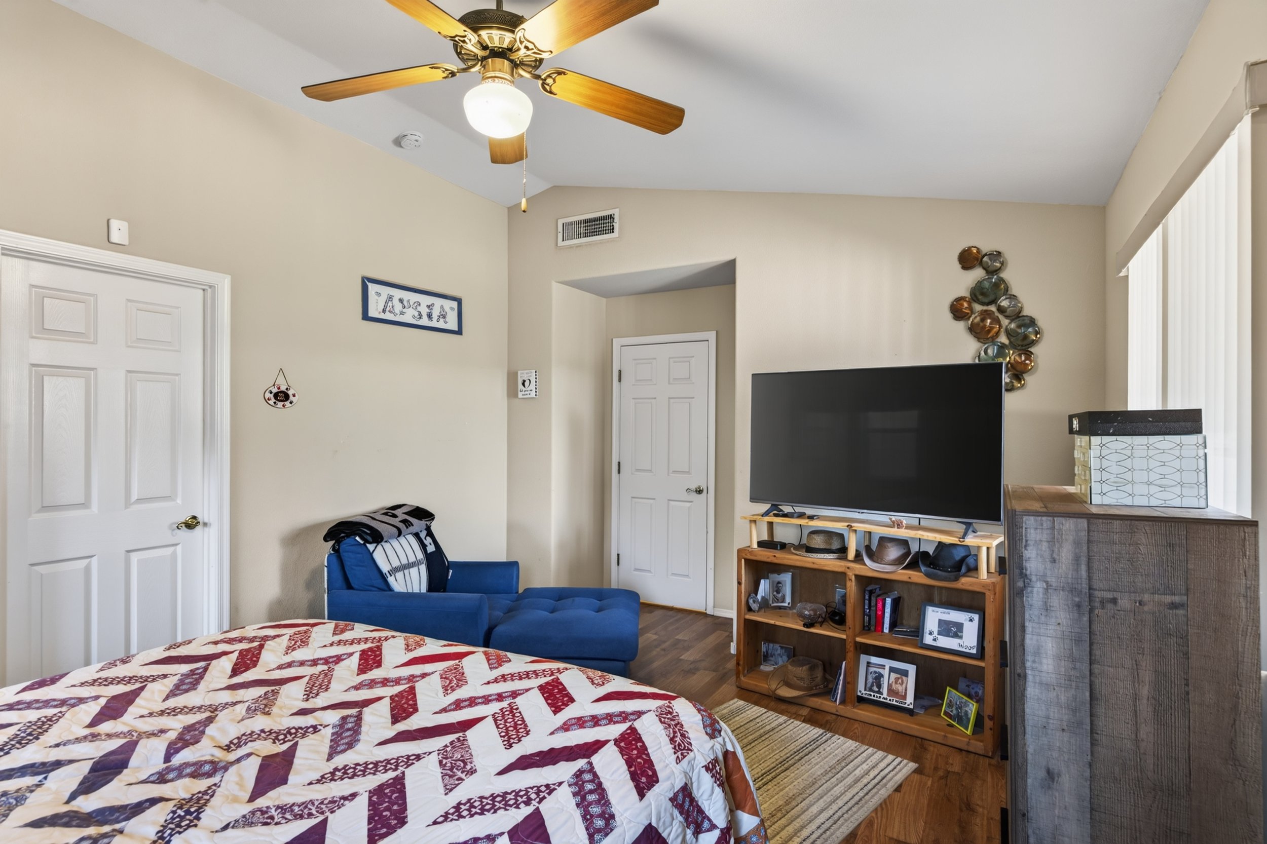 27 Main Bedroom photo c.jpg