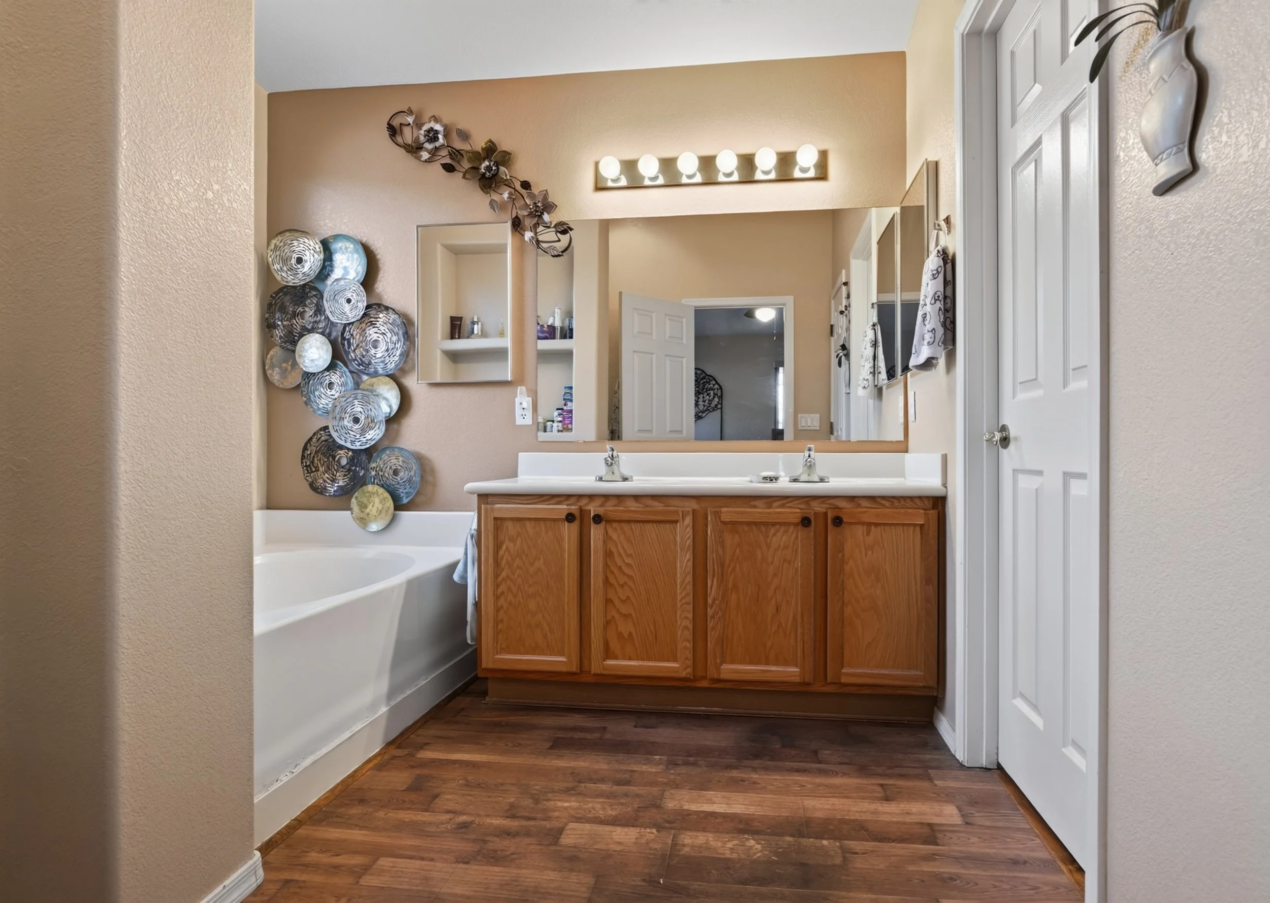29 Main Bathroom photo a.jpg