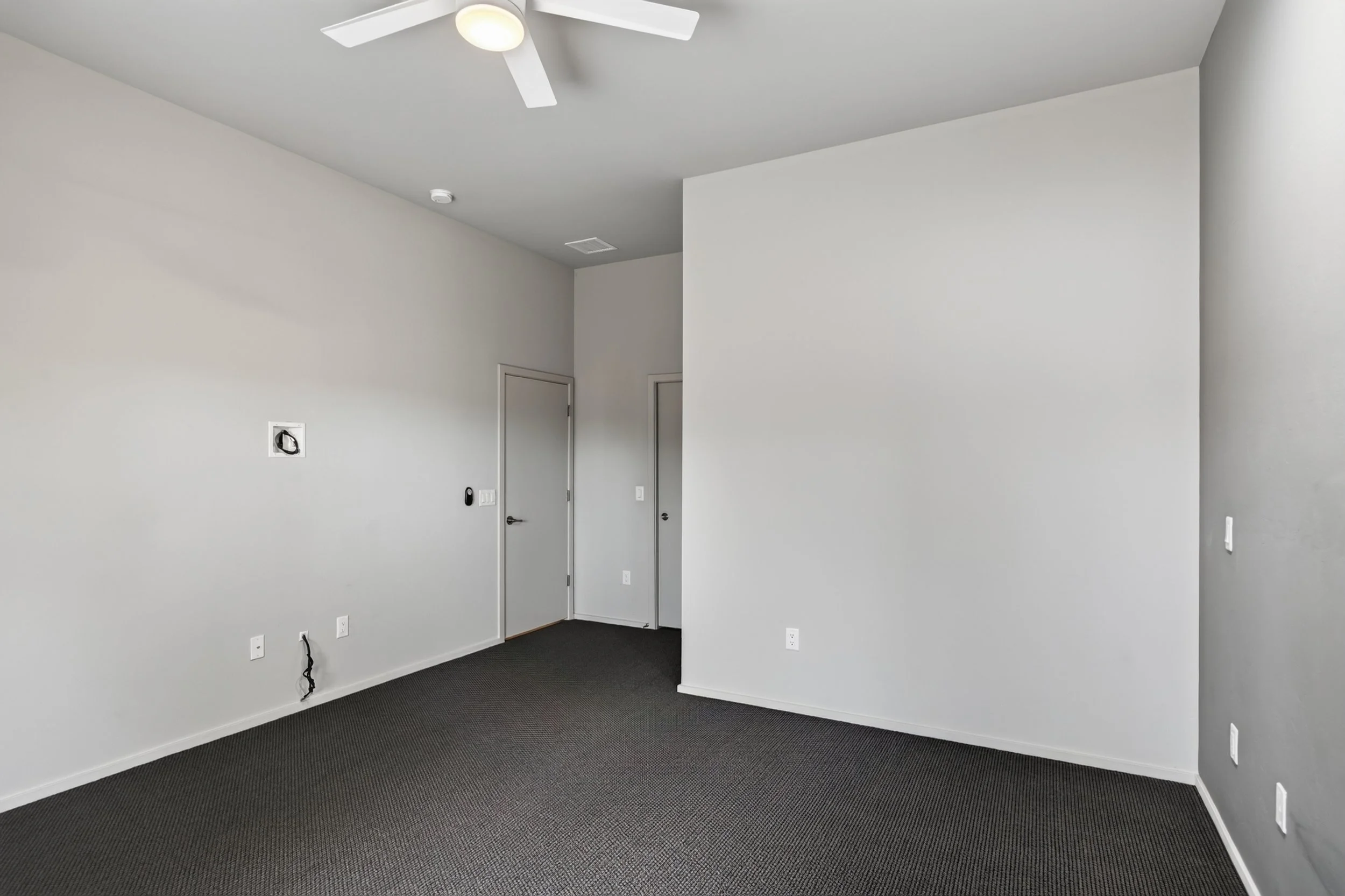 25 Main Bedroom photo b.jpg