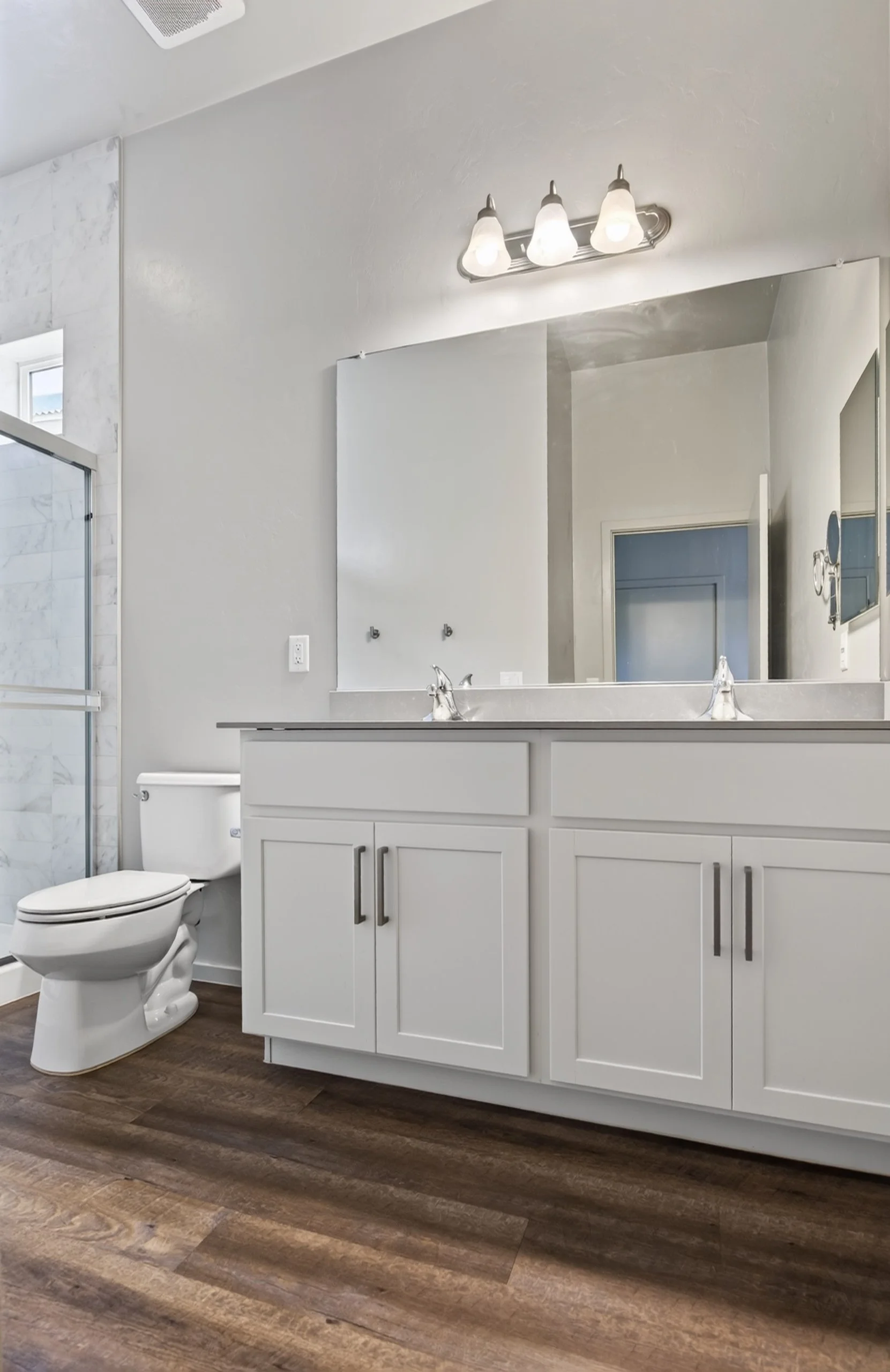 26 Main Bathroom photo a.jpg