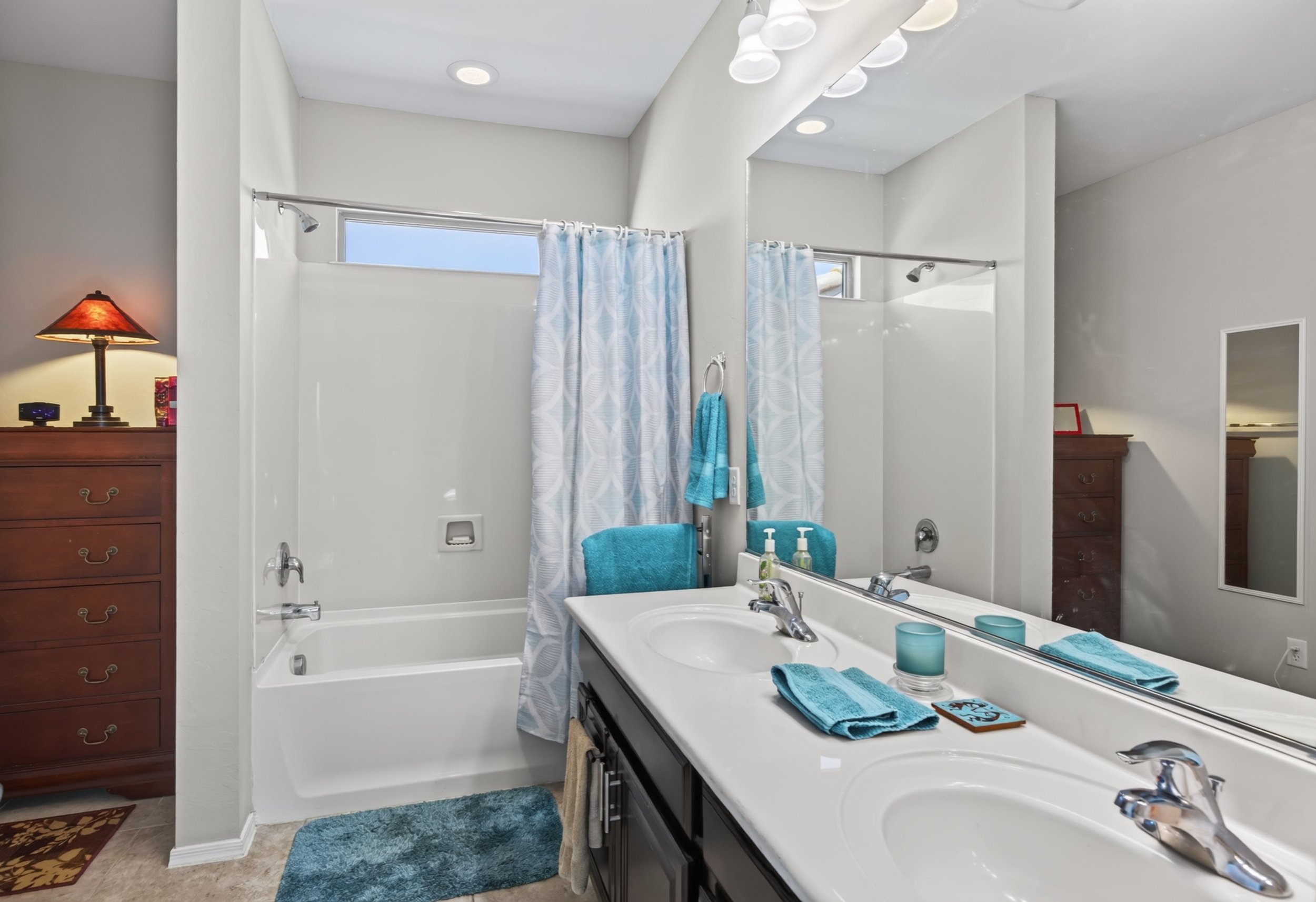 20 Main Bathroom photo a.jpg
