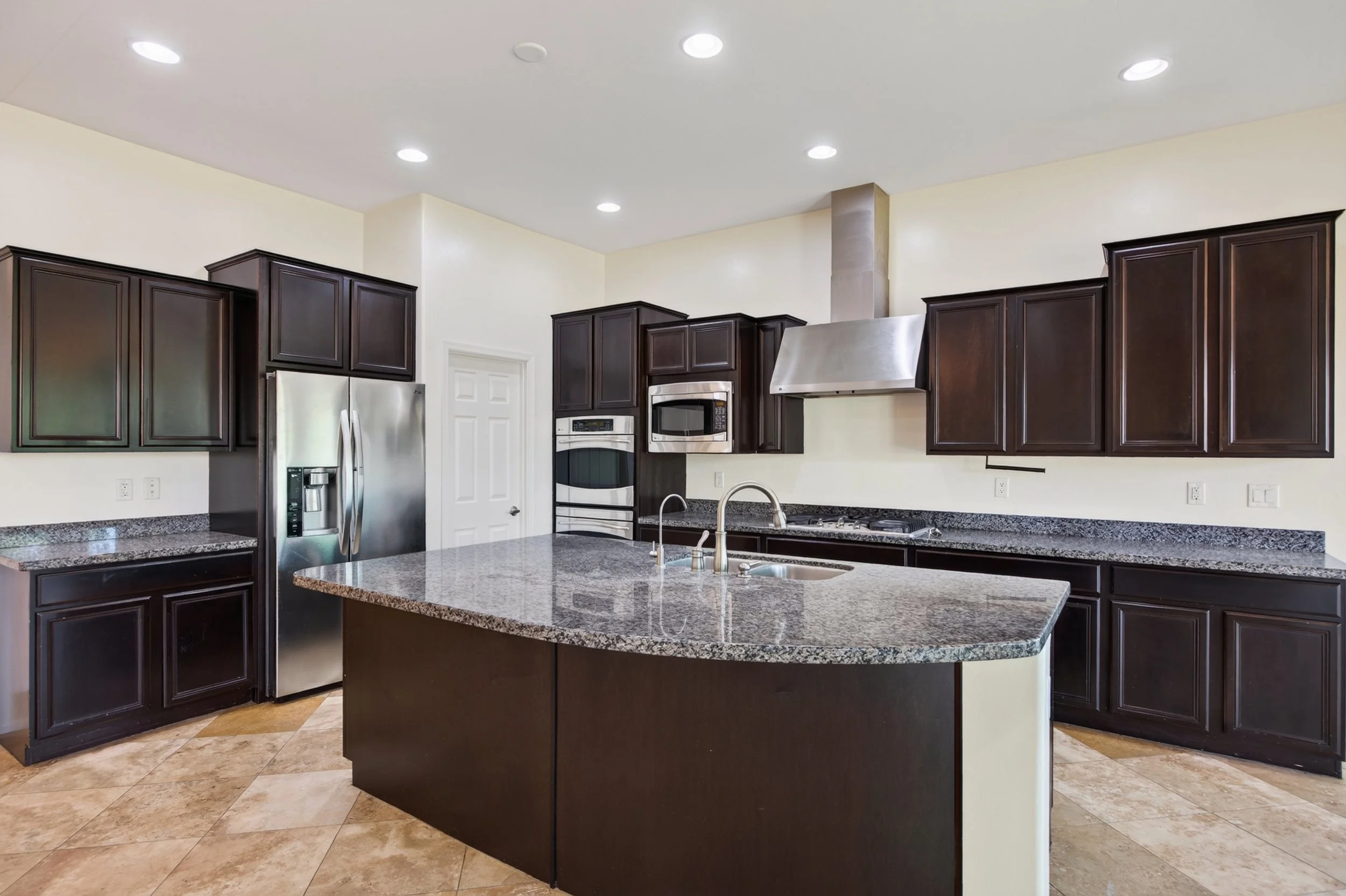 17 Kitchen photo a.jpg
