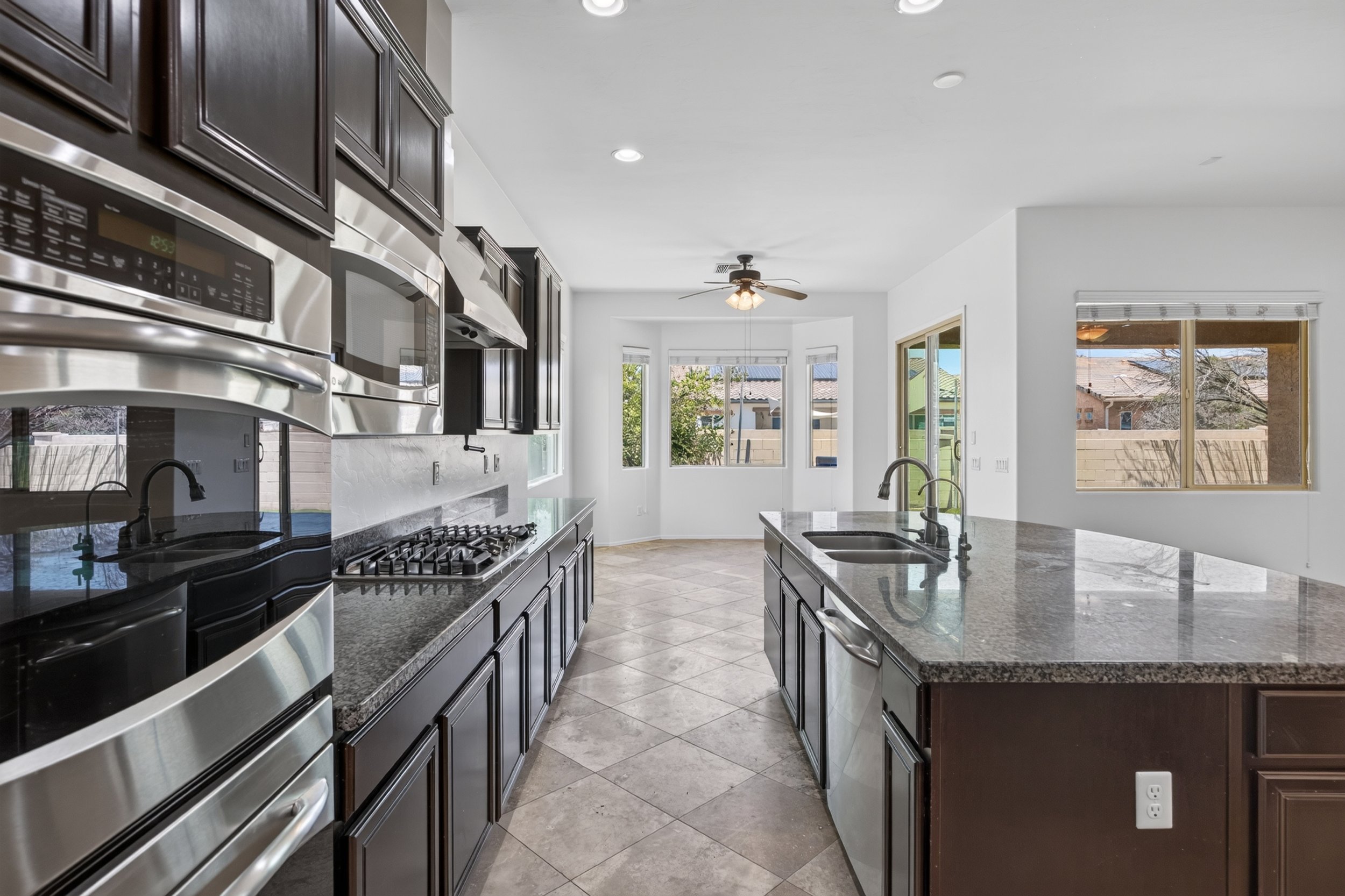 21 Kitchen photo e.jpg