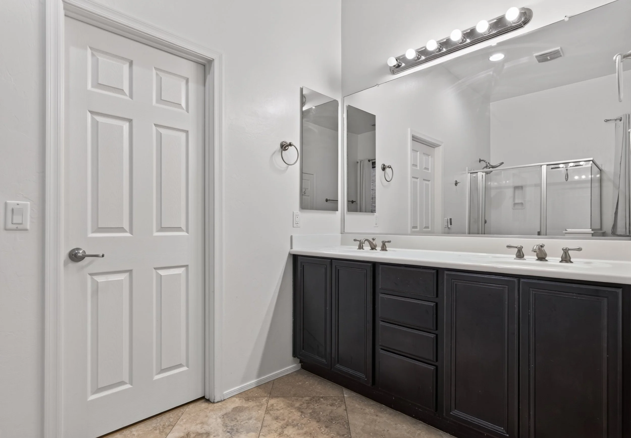25 Main Bathroom photo b.jpg
