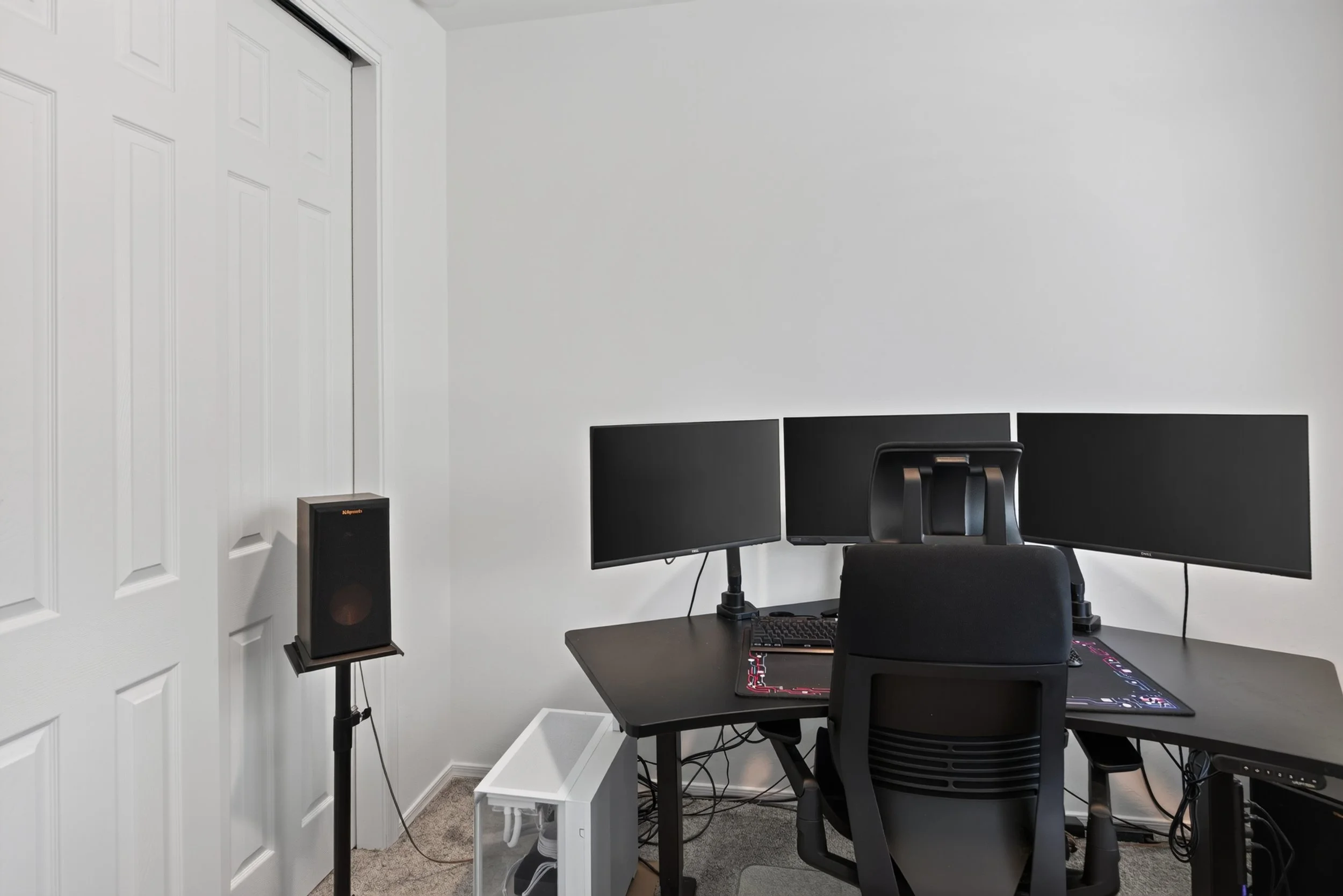9 Bedroom 1 photo b.jpg