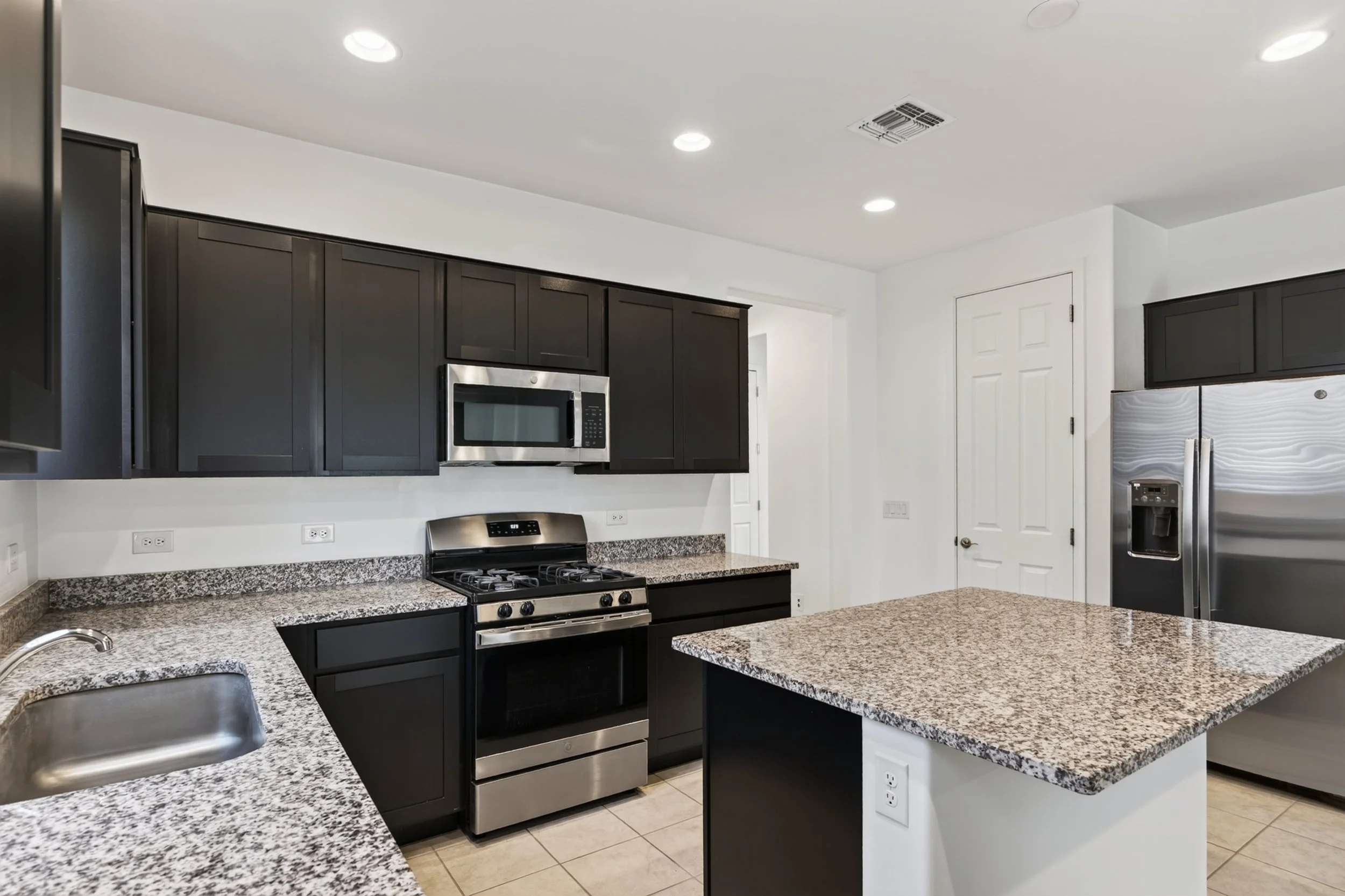 21 Kitchen photo c.jpg