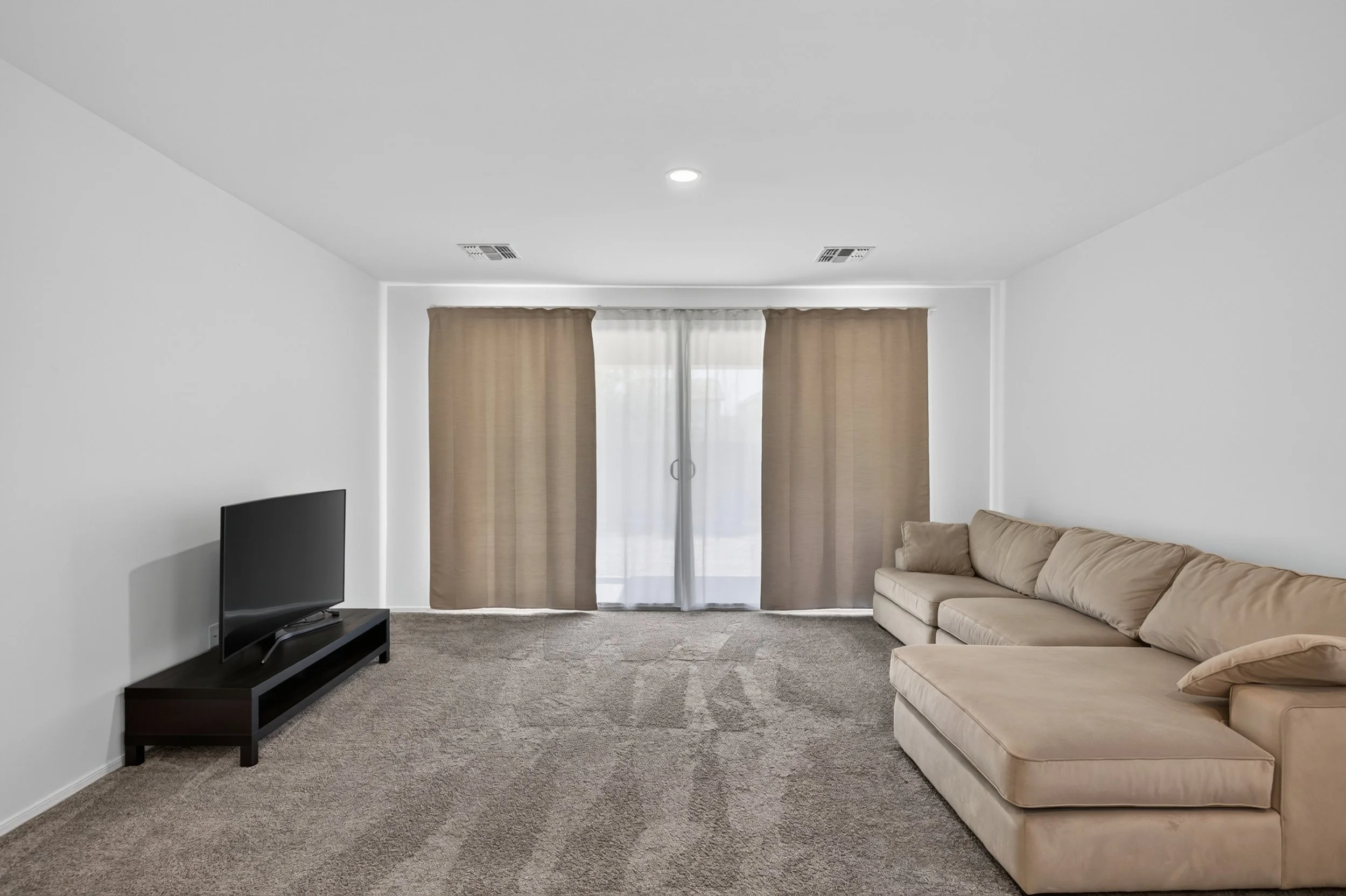 24 Living Room photo a.jpg