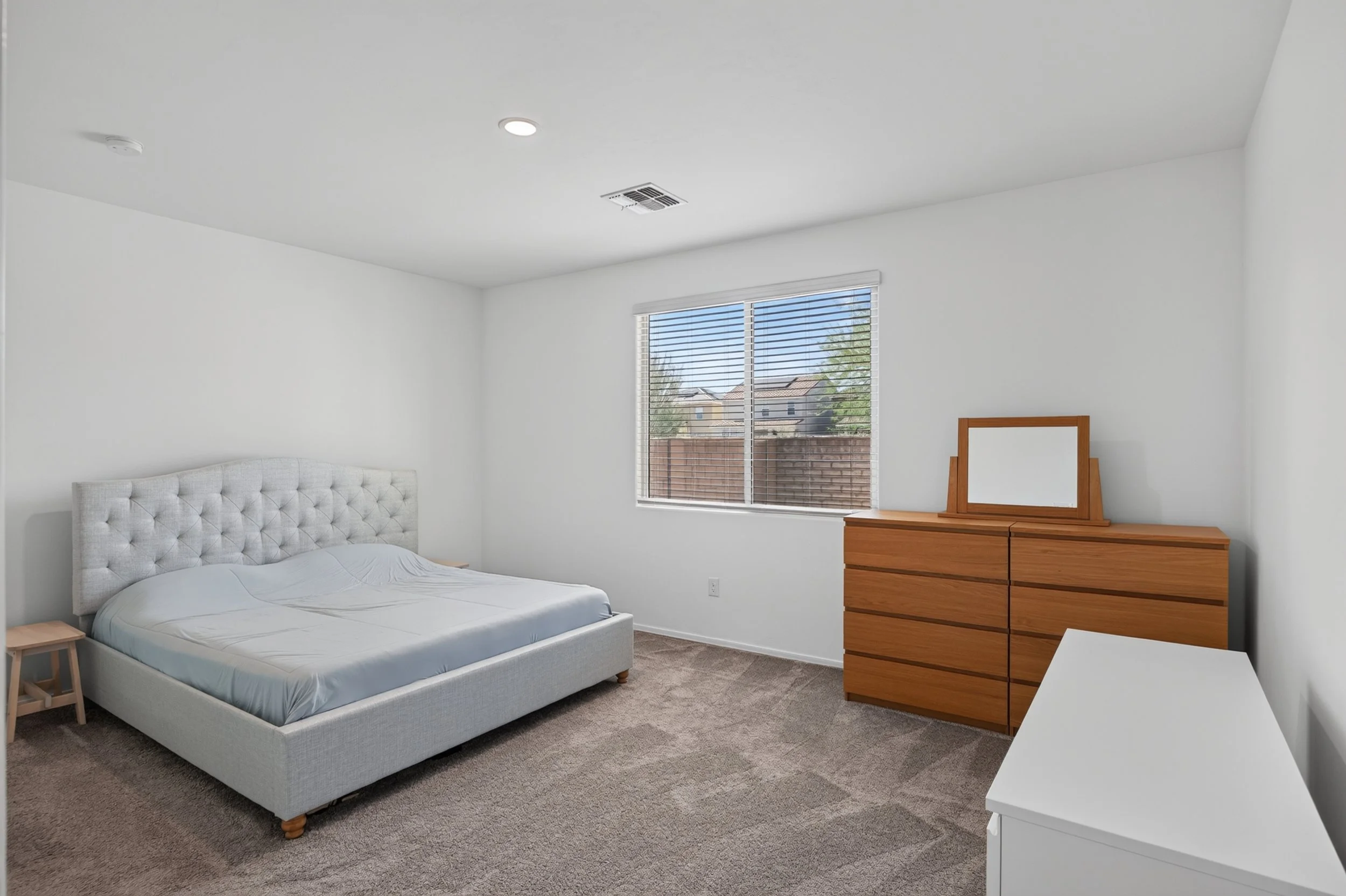 27 Main Bedroom photo a.jpg