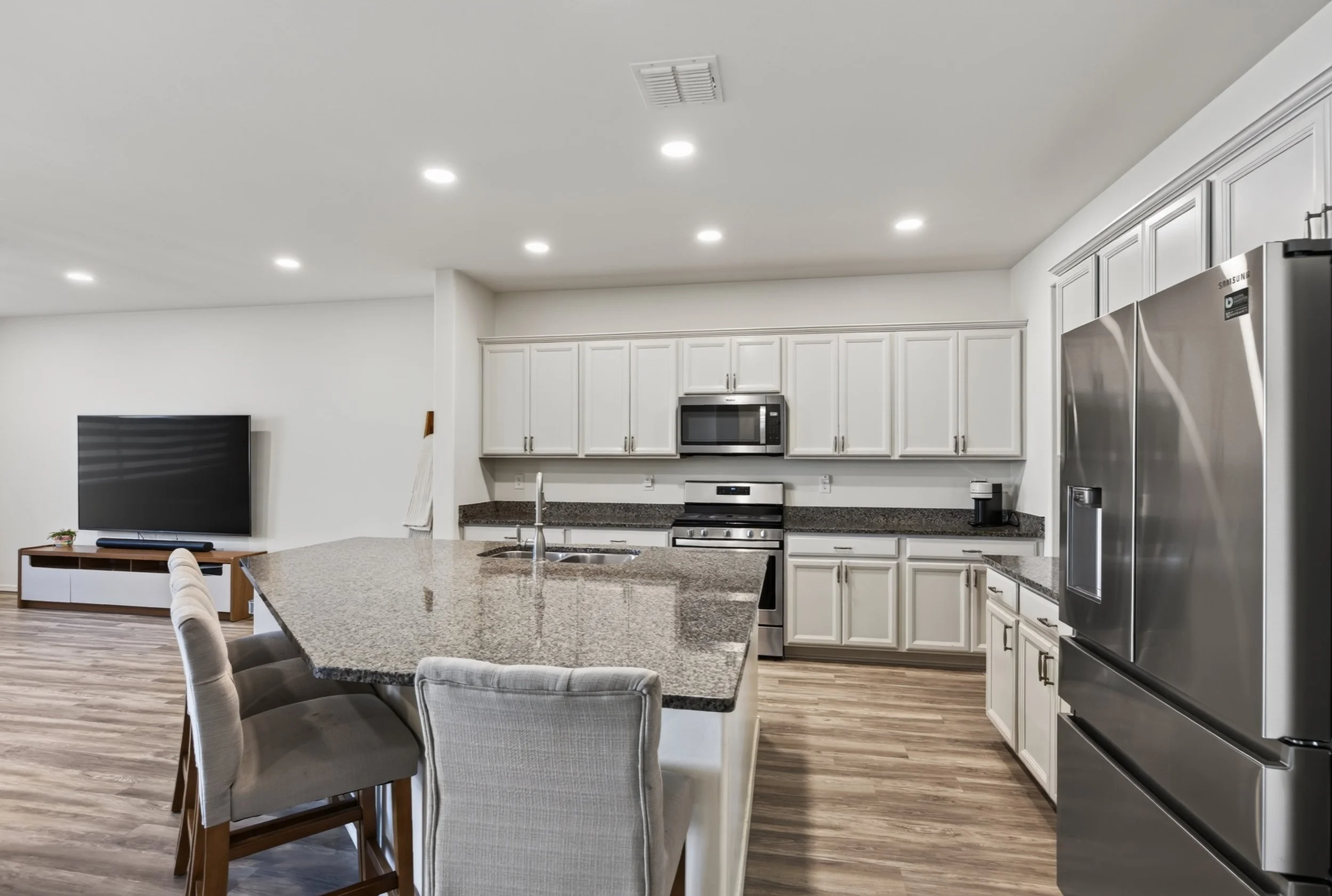19 Kitchen photo a.jpg