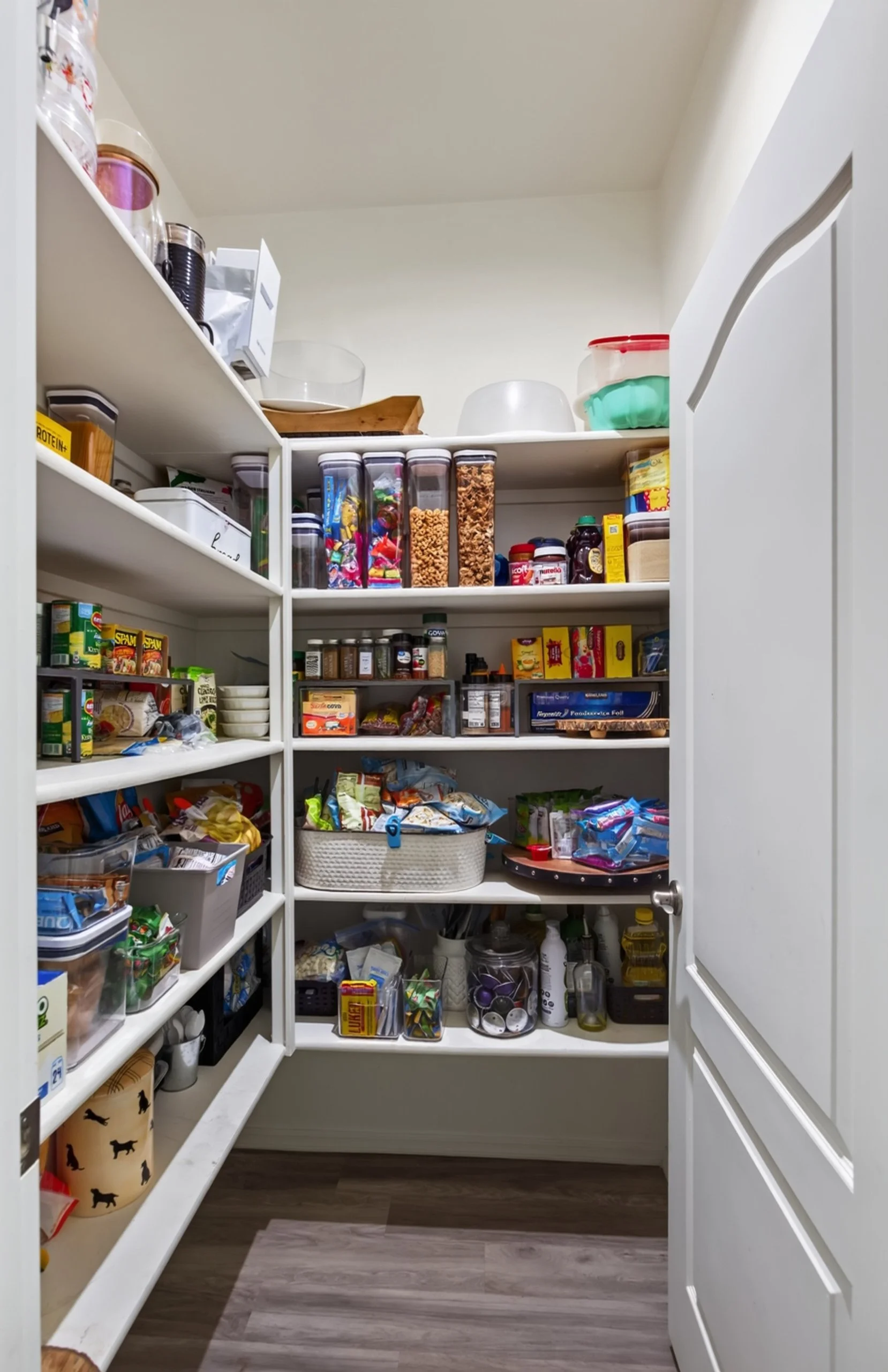 21 Pantry.jpg