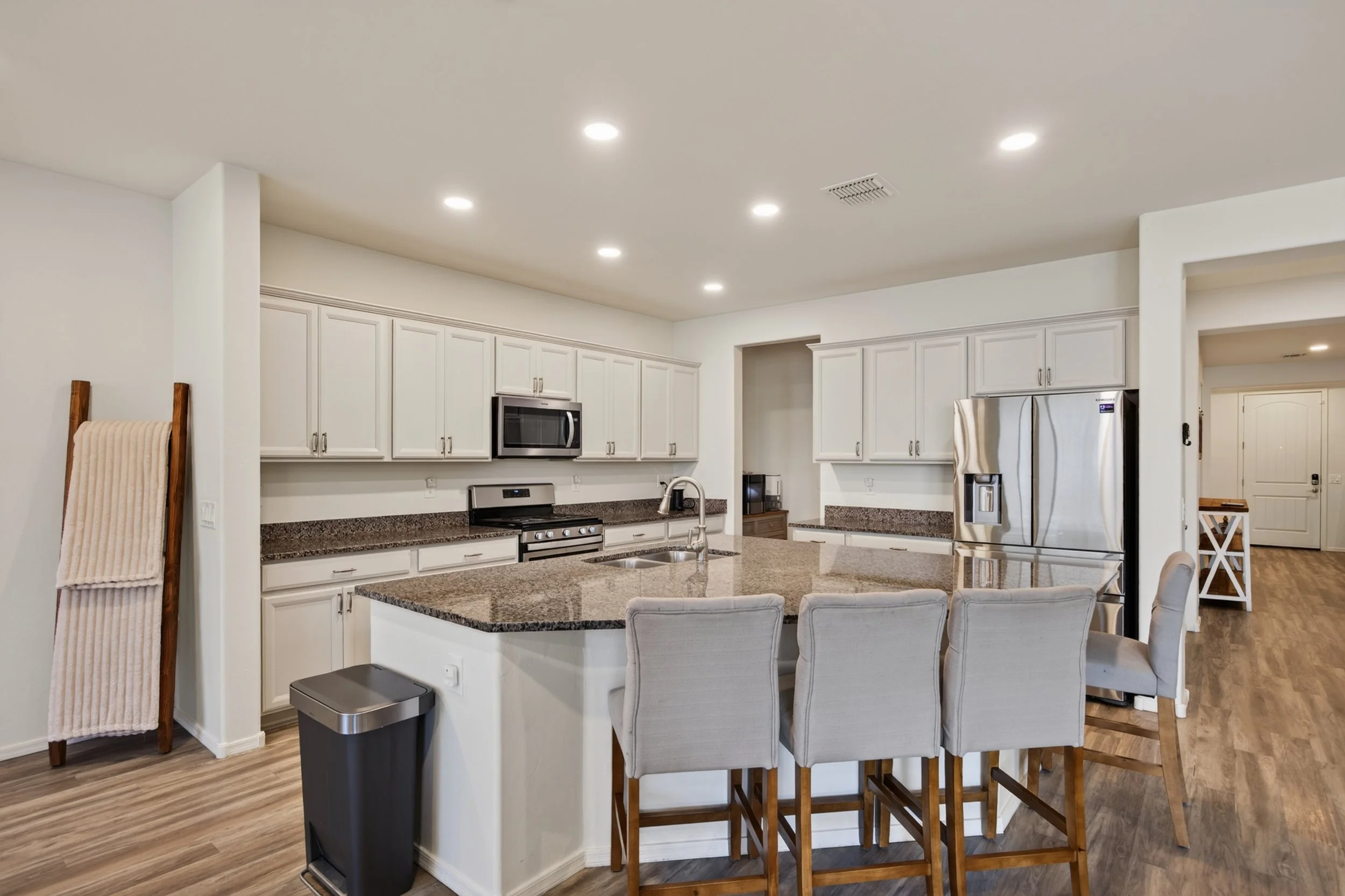 24 Kitchen photo e.jpg