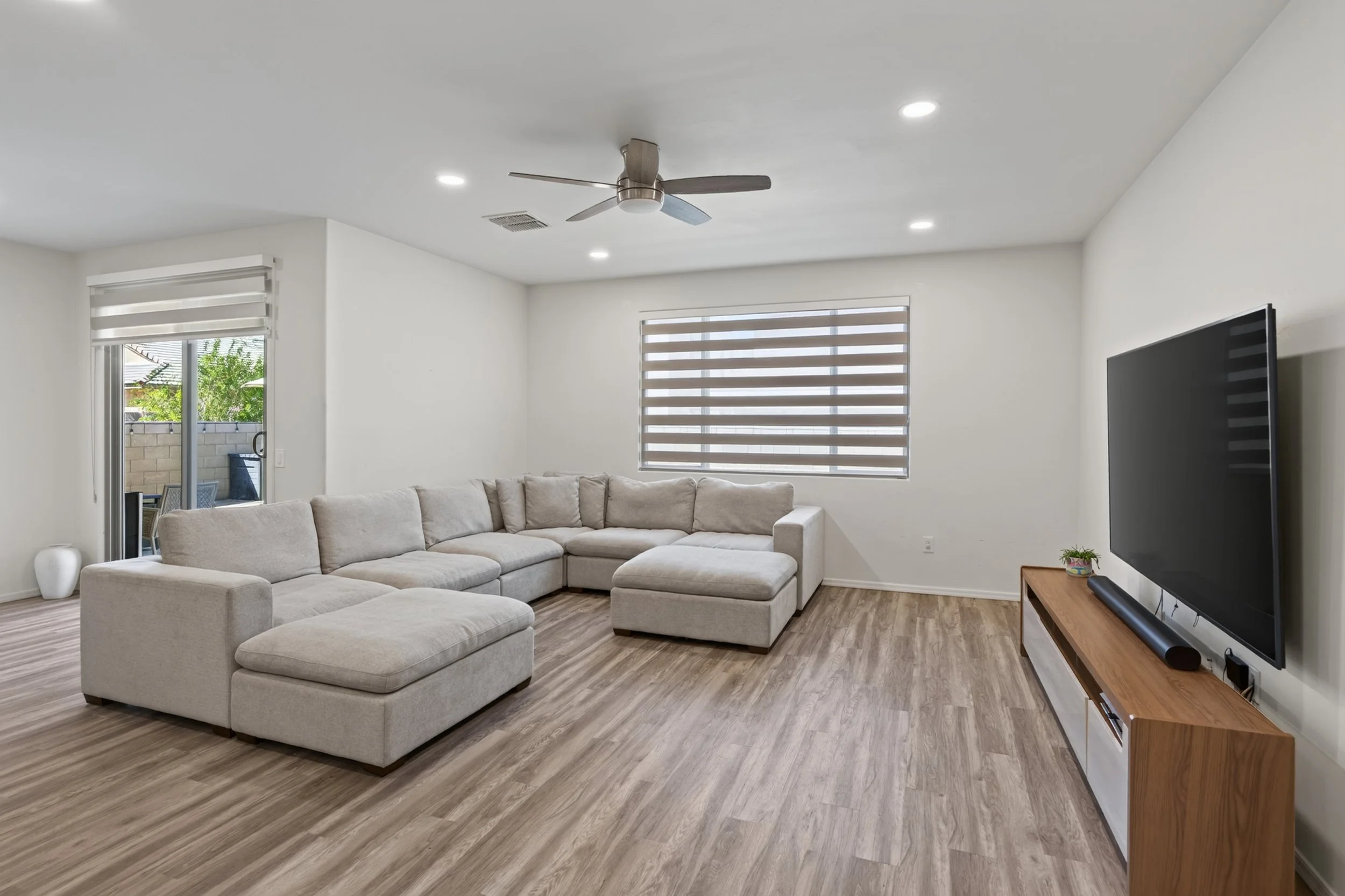 25 Living Room photo a.jpg