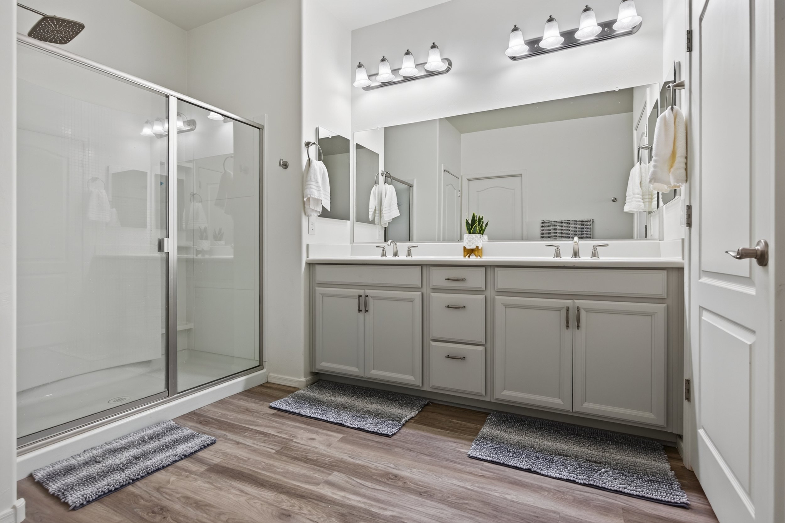 32 Main Bathroom.jpg