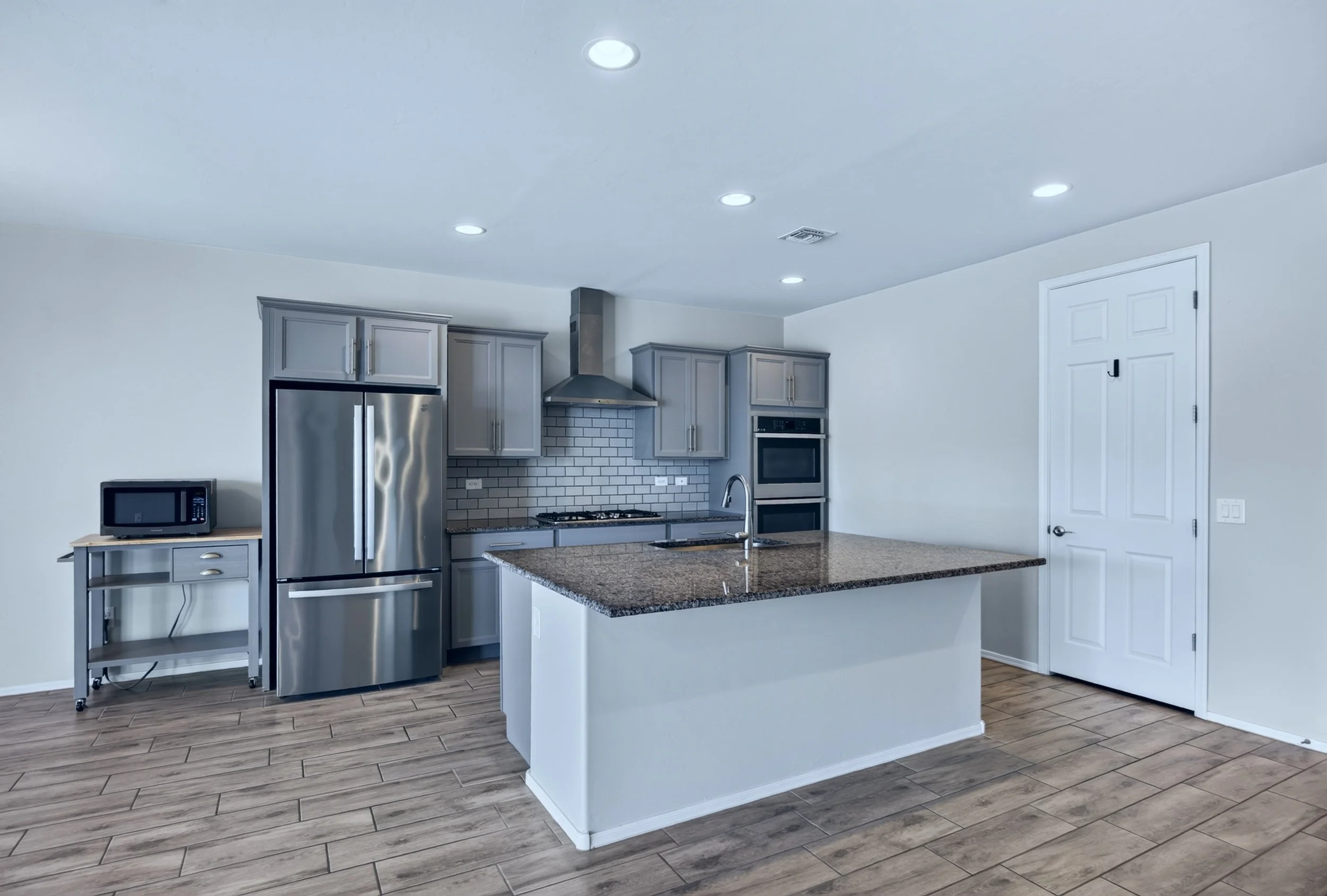 21 Kitchen photo e.jpg