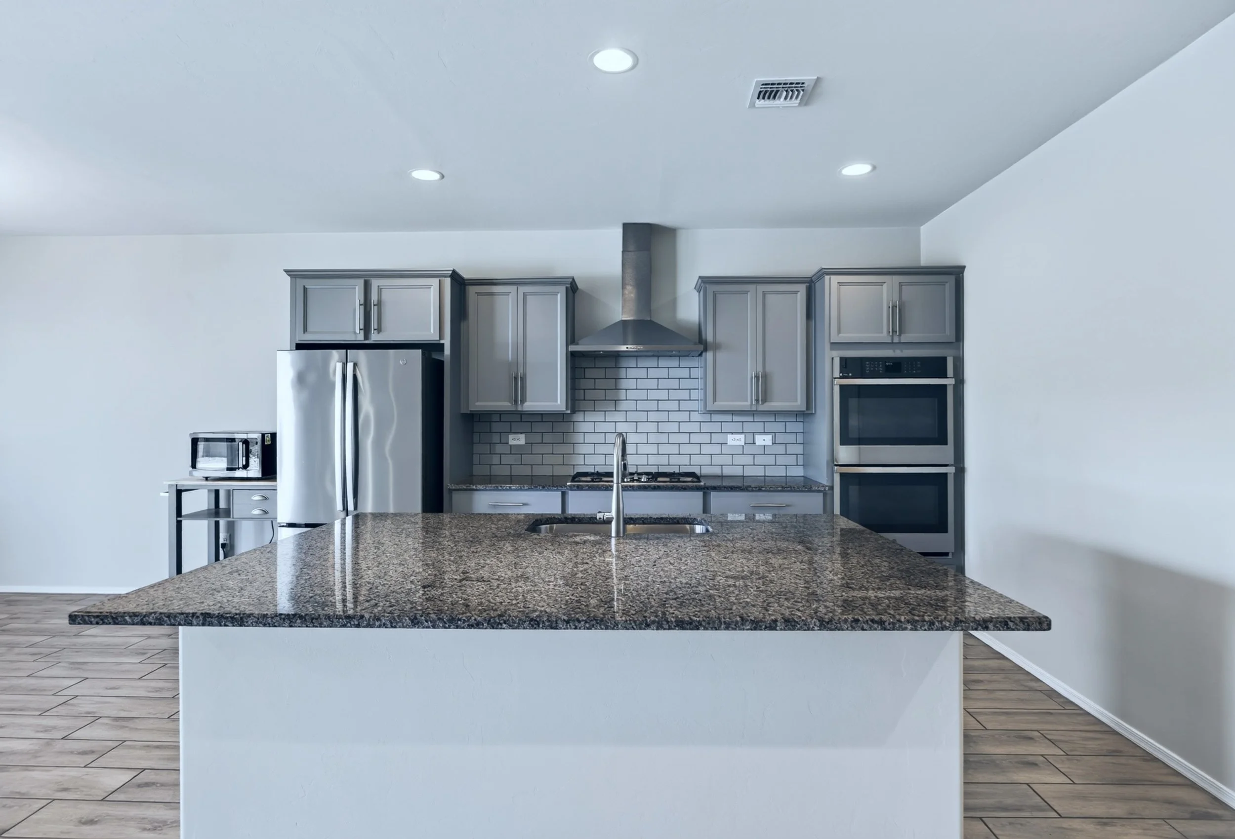 22 Kitchen photo f.jpg