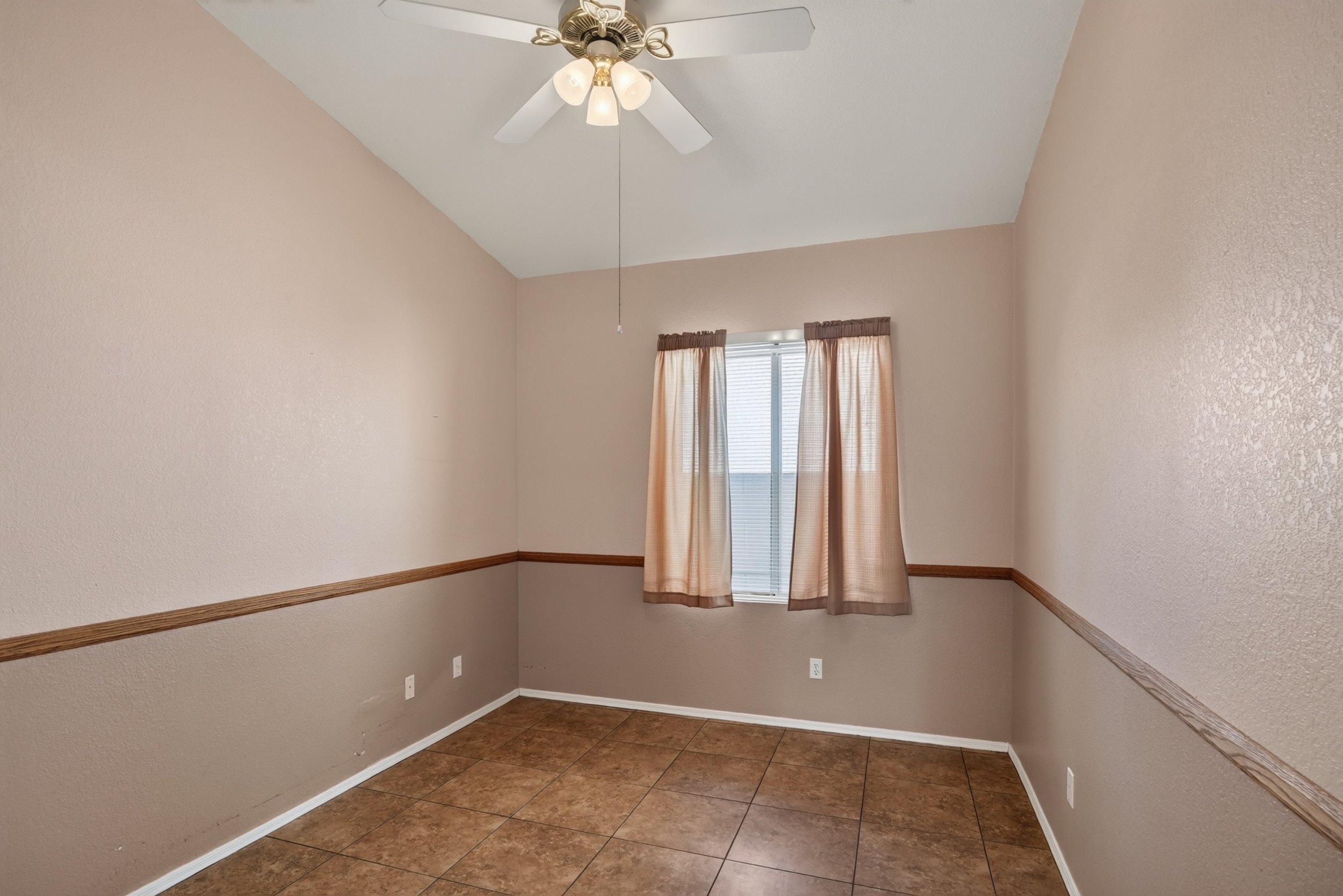18 Bedroom 3 photo a.jpg