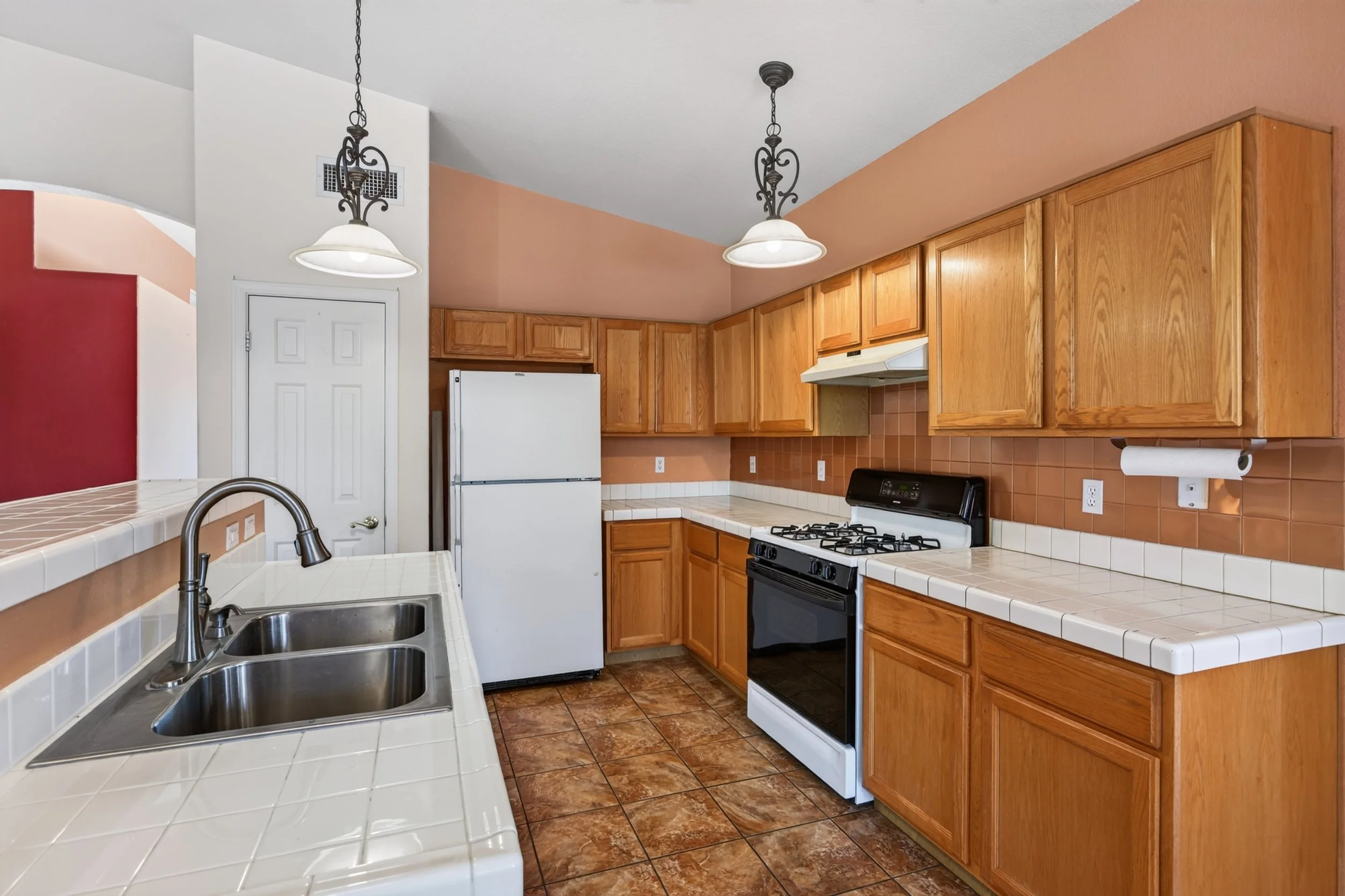 26 Kitchen photo e.jpg