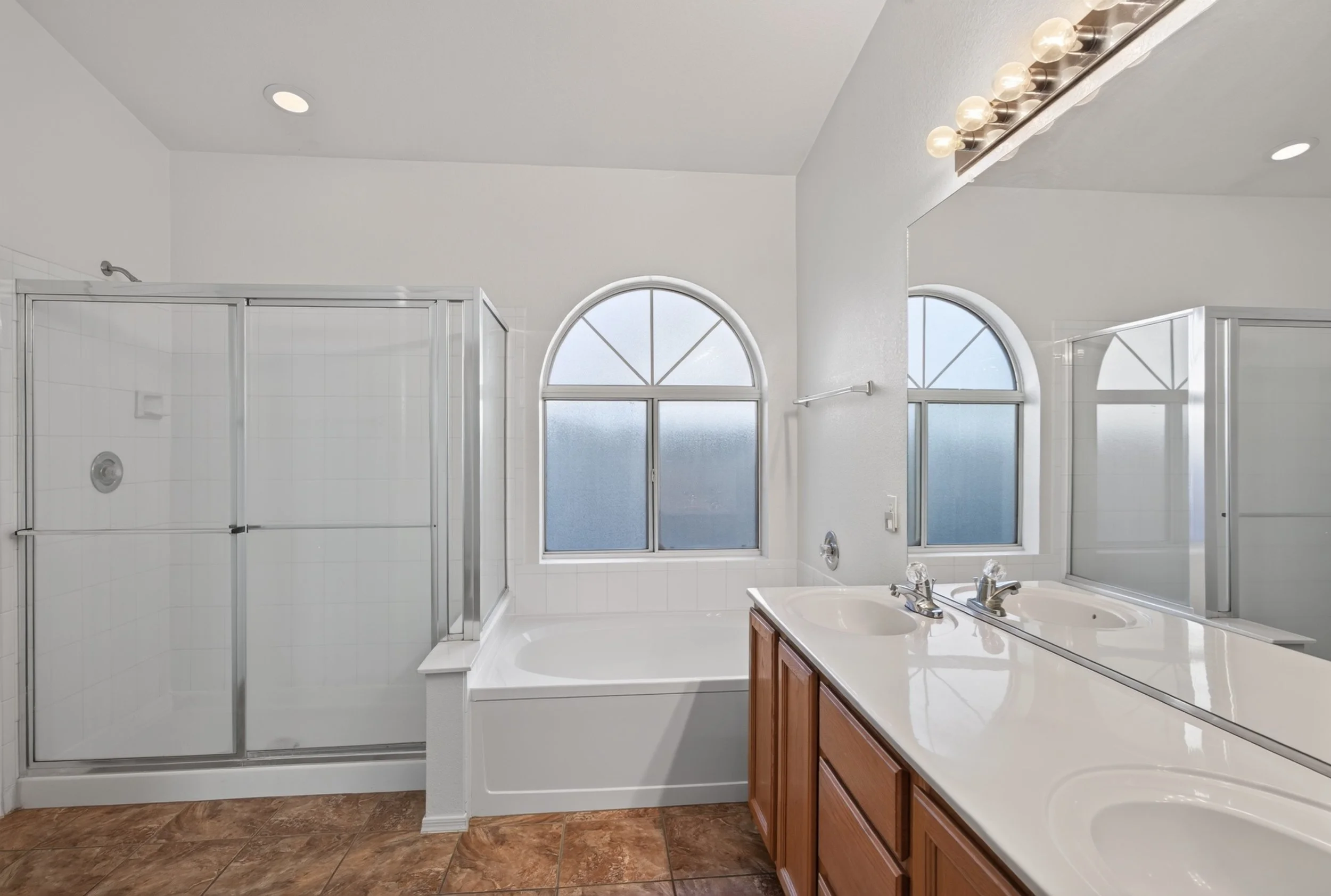 30 Main Bathroom.jpg