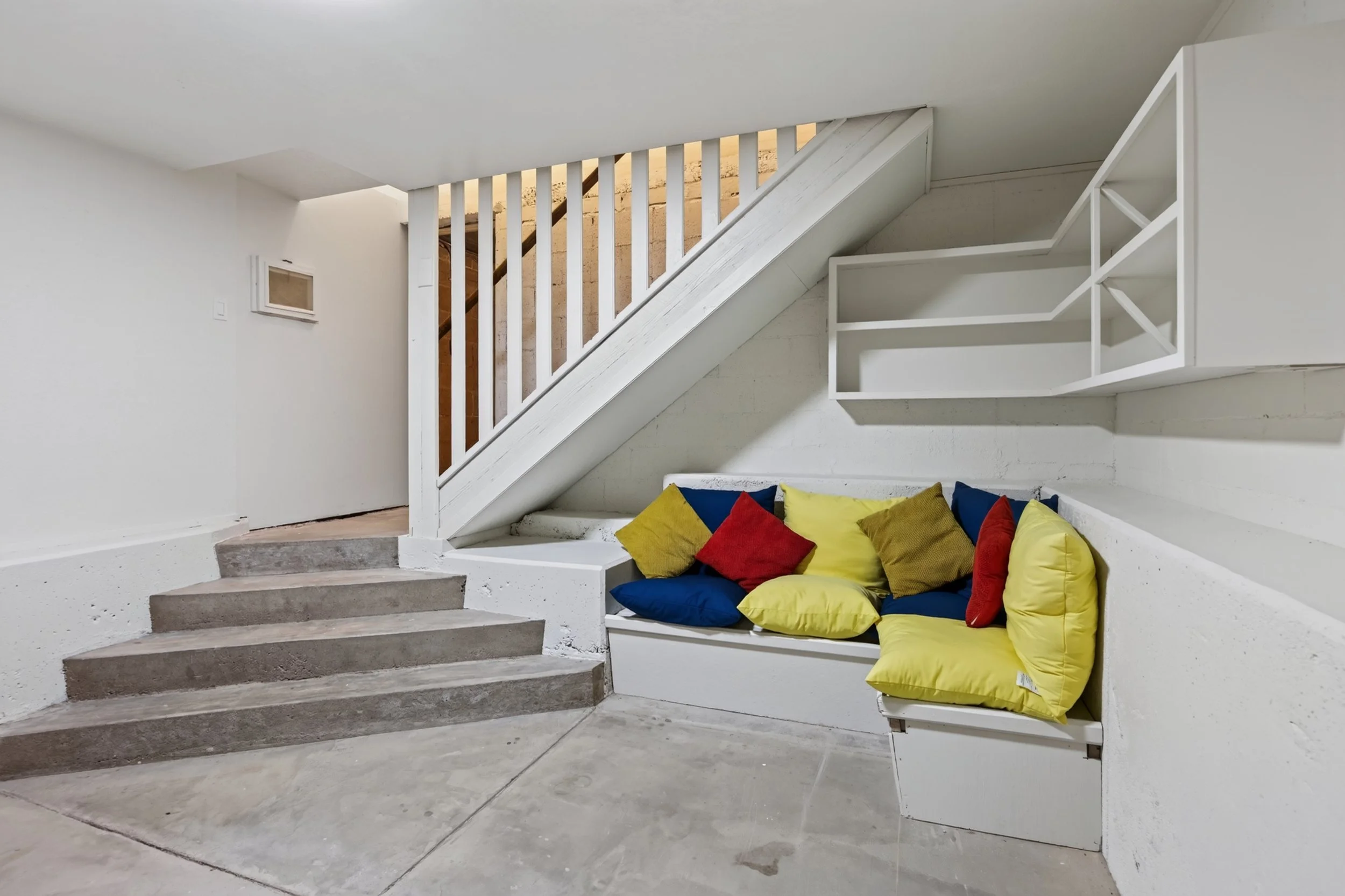 26 Family Room photo c.jpg