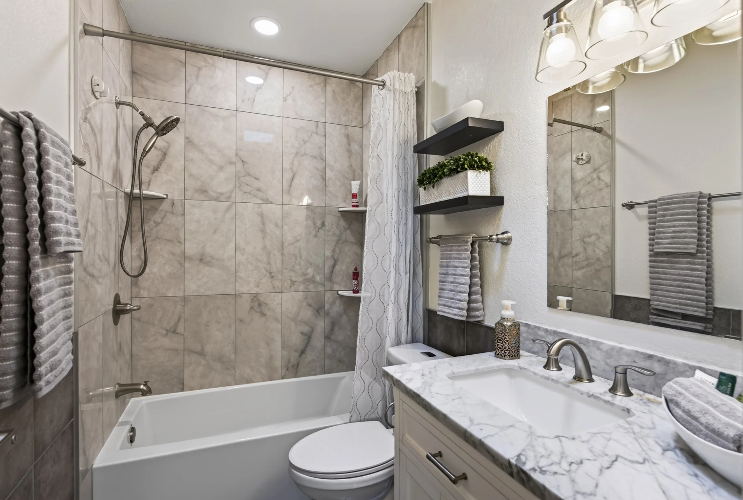 27 Bathroom 2.jpg