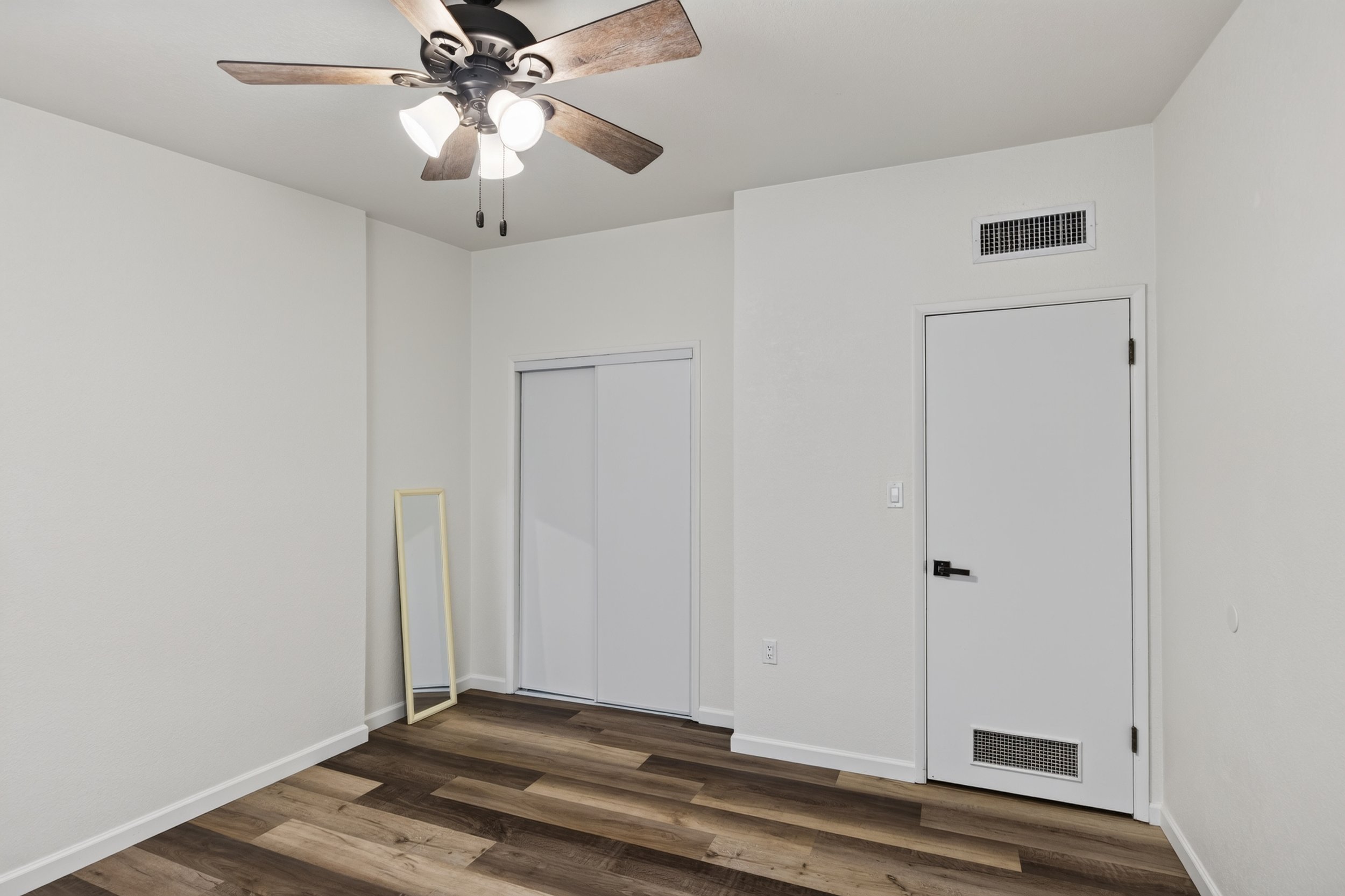 30 Bedroom 1 photo b.jpg