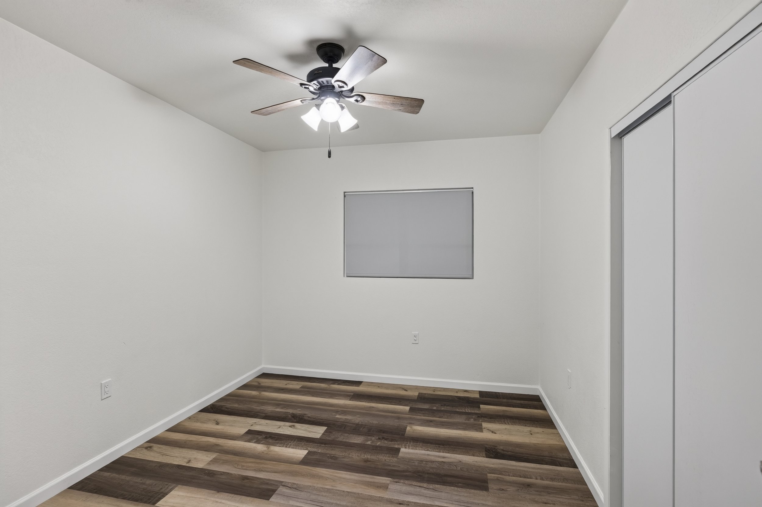 33 Bedroom 3 photo a.jpg