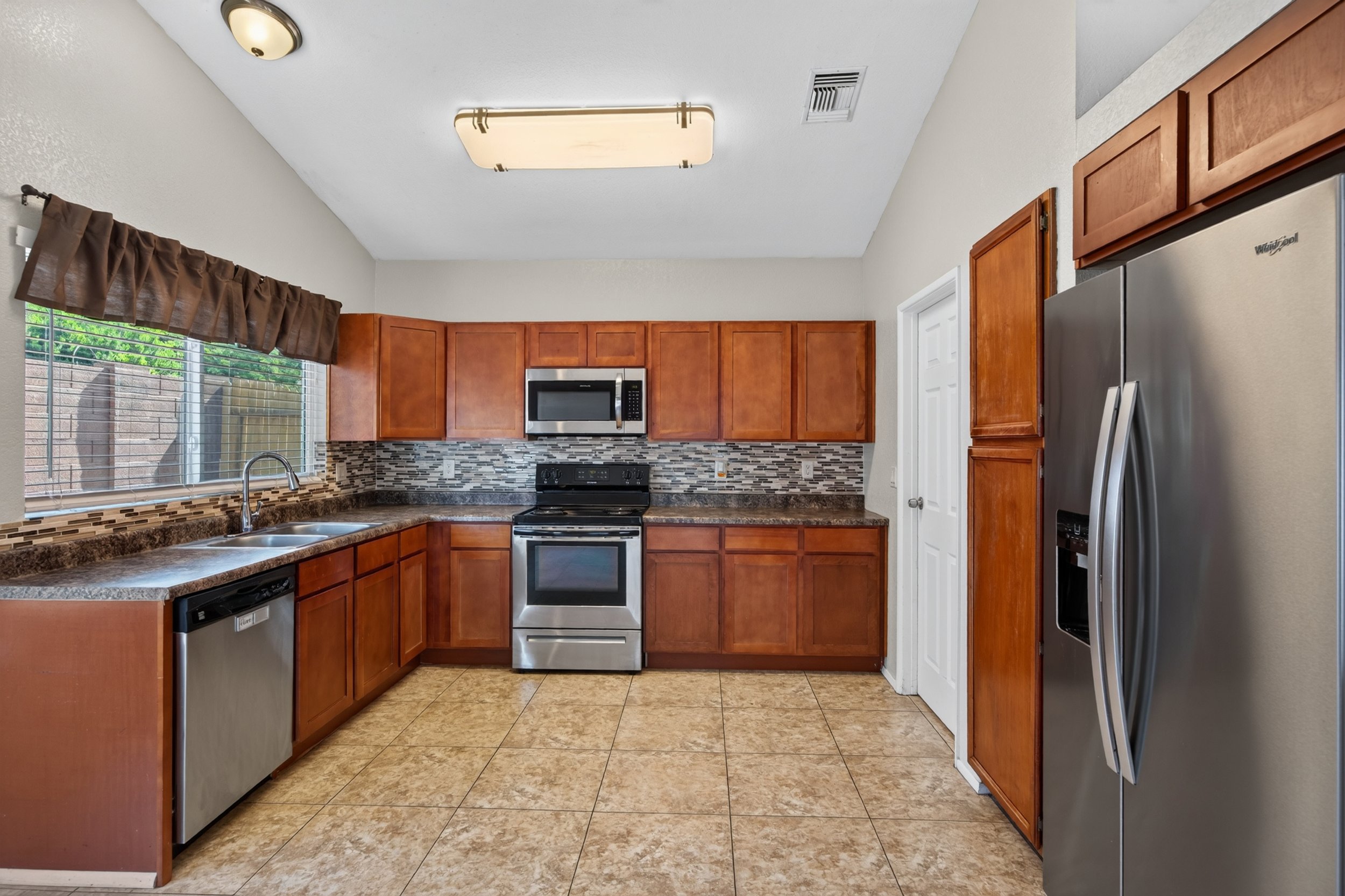 20 Kitchen photo e.jpg