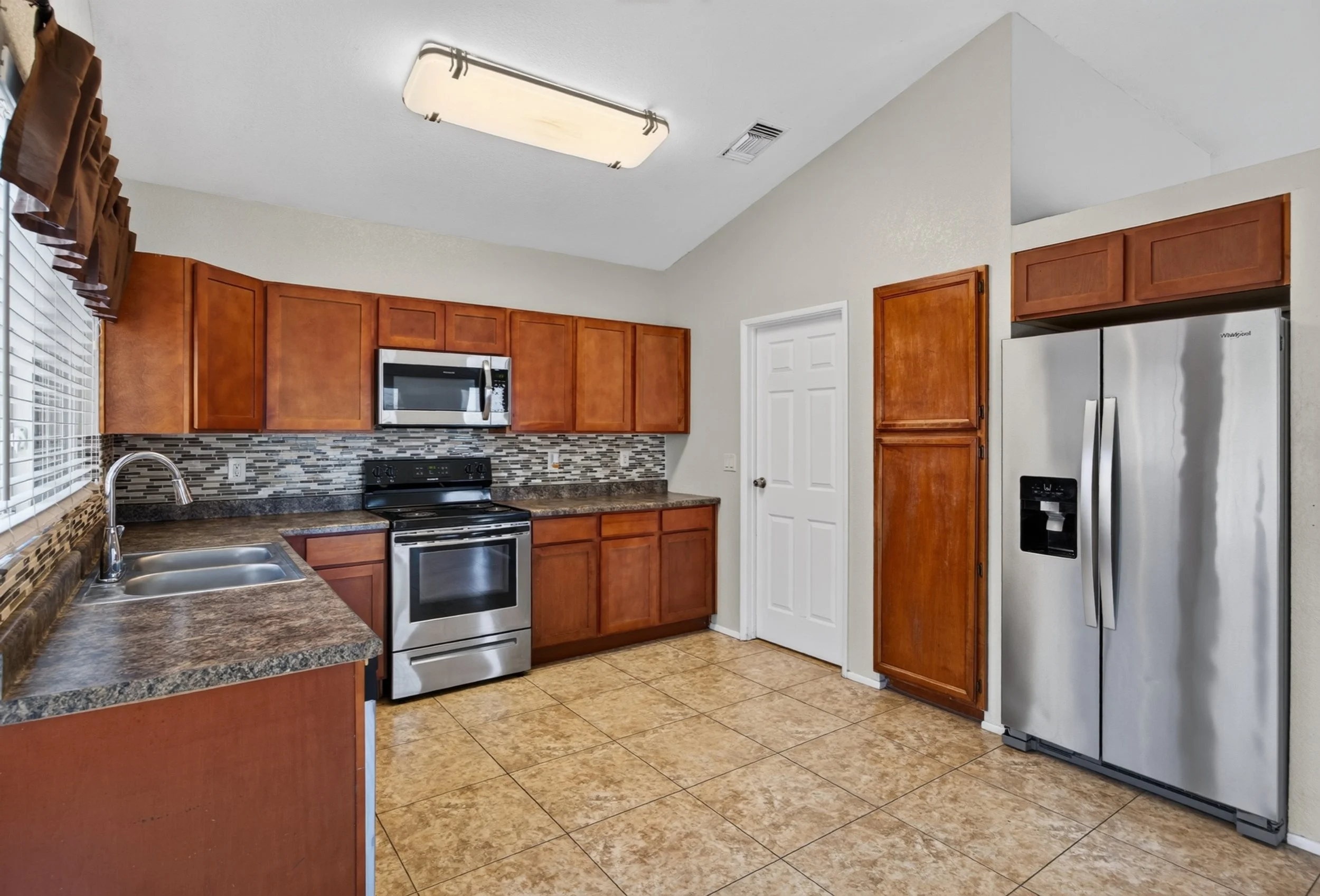21 Kitchen photo f.jpg