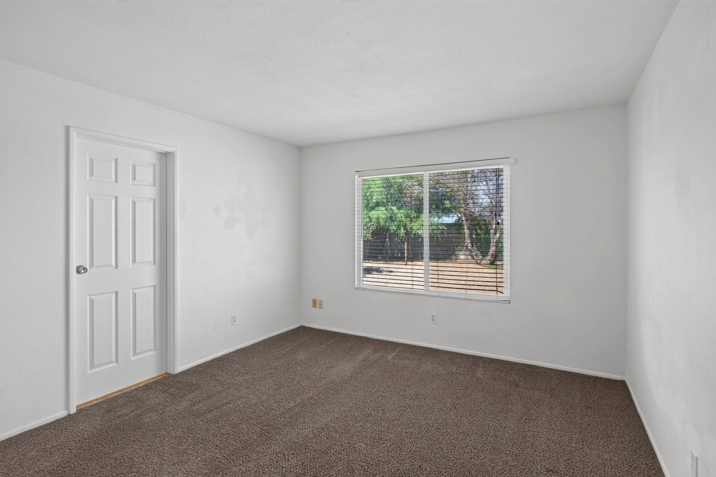 25 Main Bedroom photo b.jpg