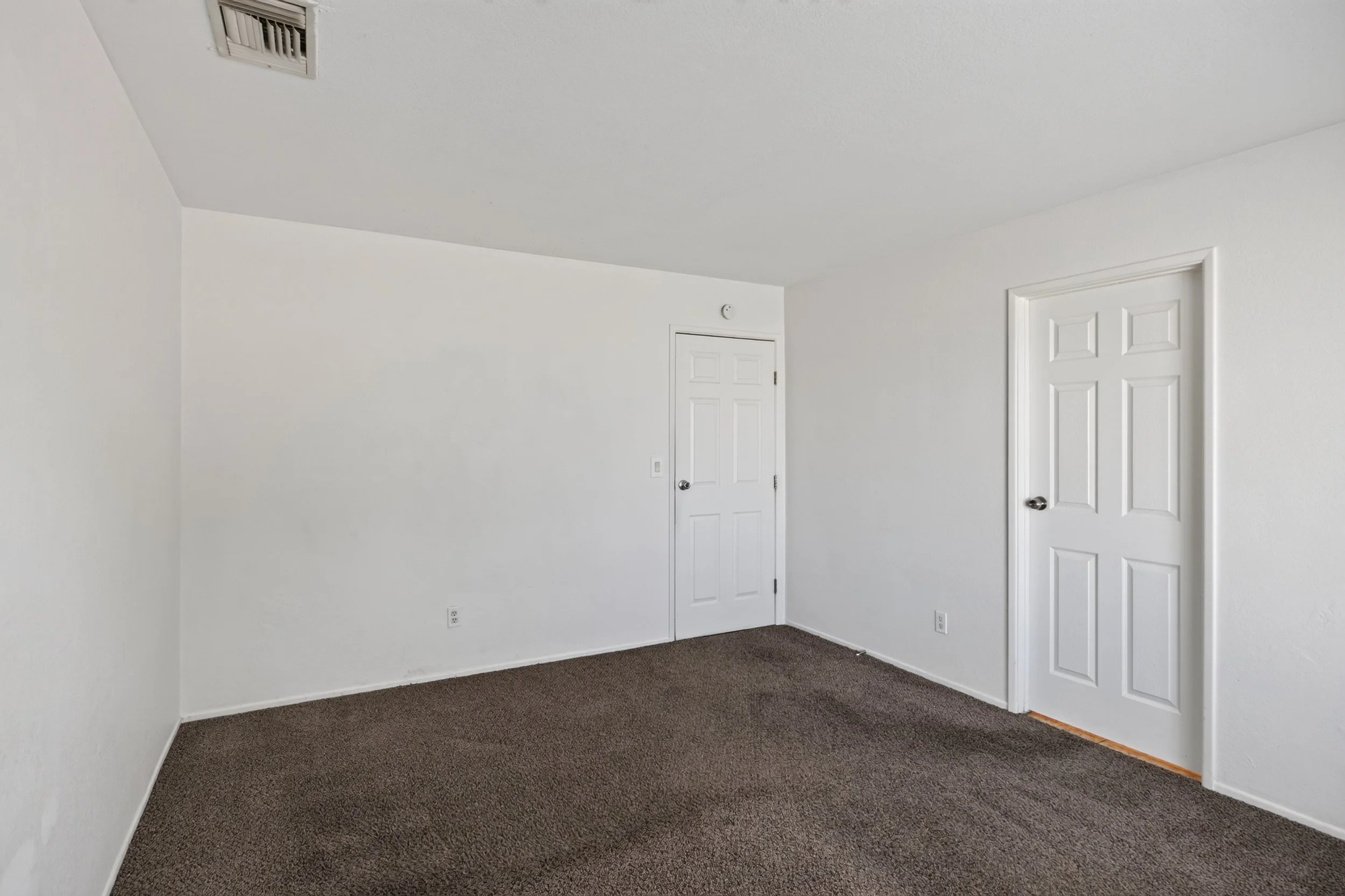 26 Main Bedroom photo c.jpg