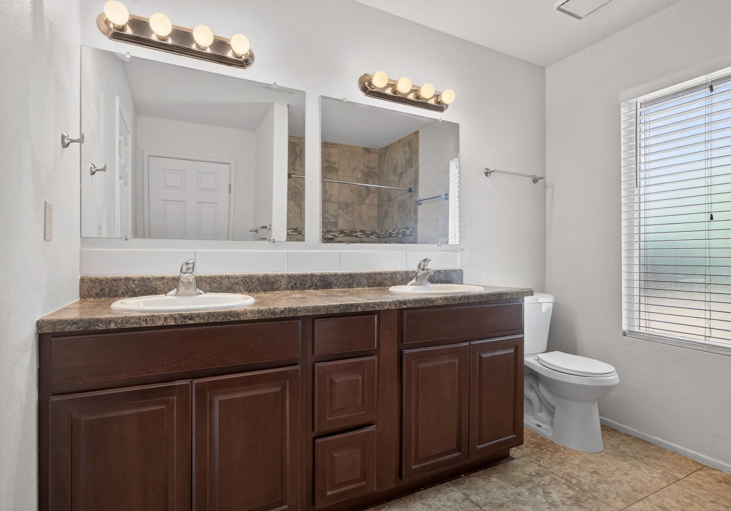 27 Main Bathroom photo a.jpg