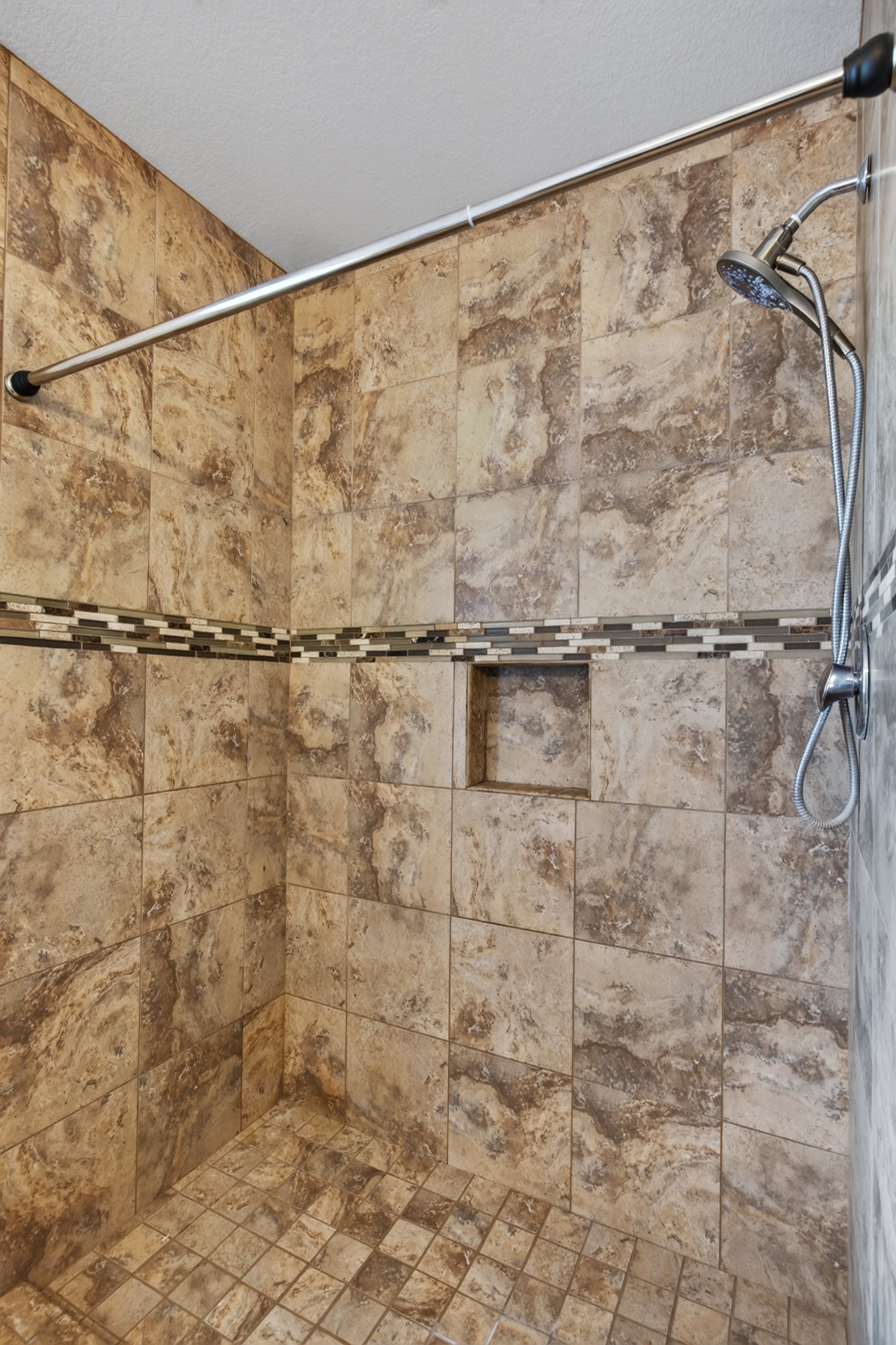 28 Main Bathroom photo b.jpg