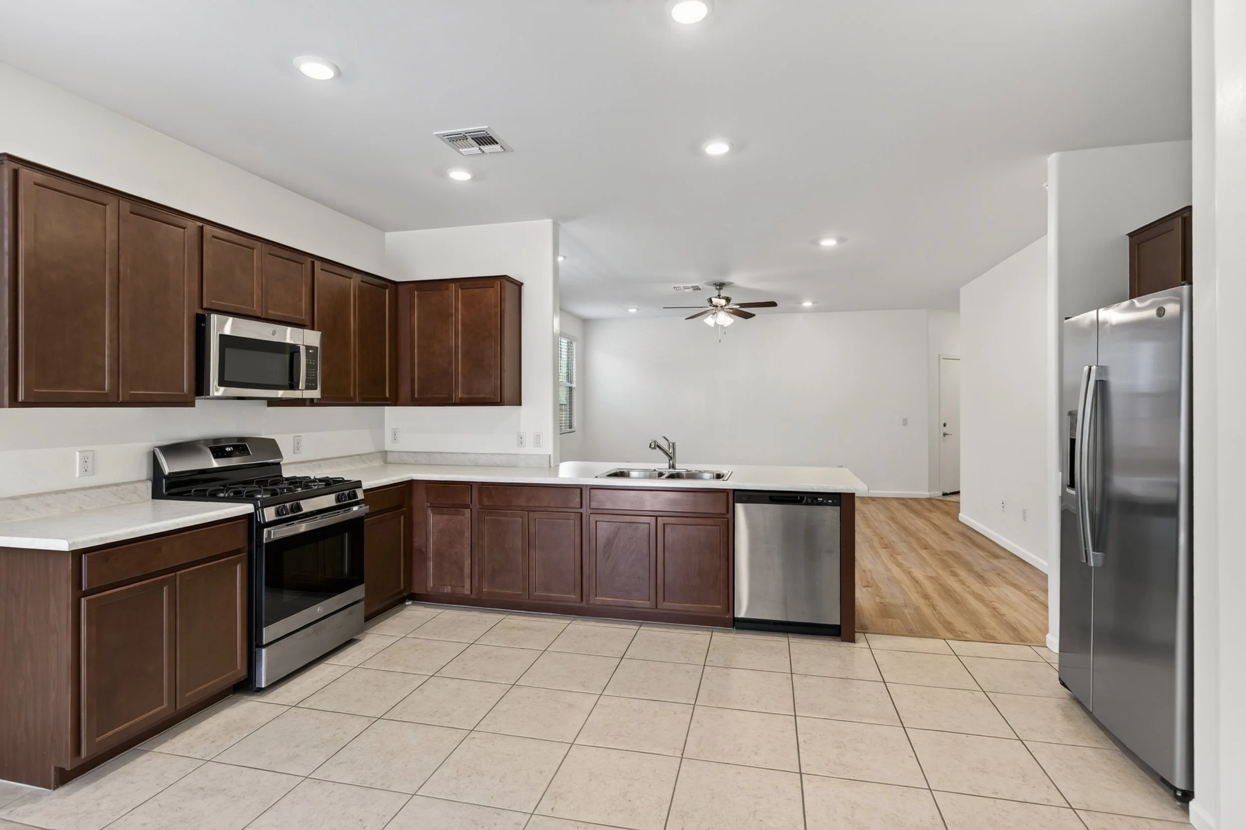 14 Kitchen photo d.jpg