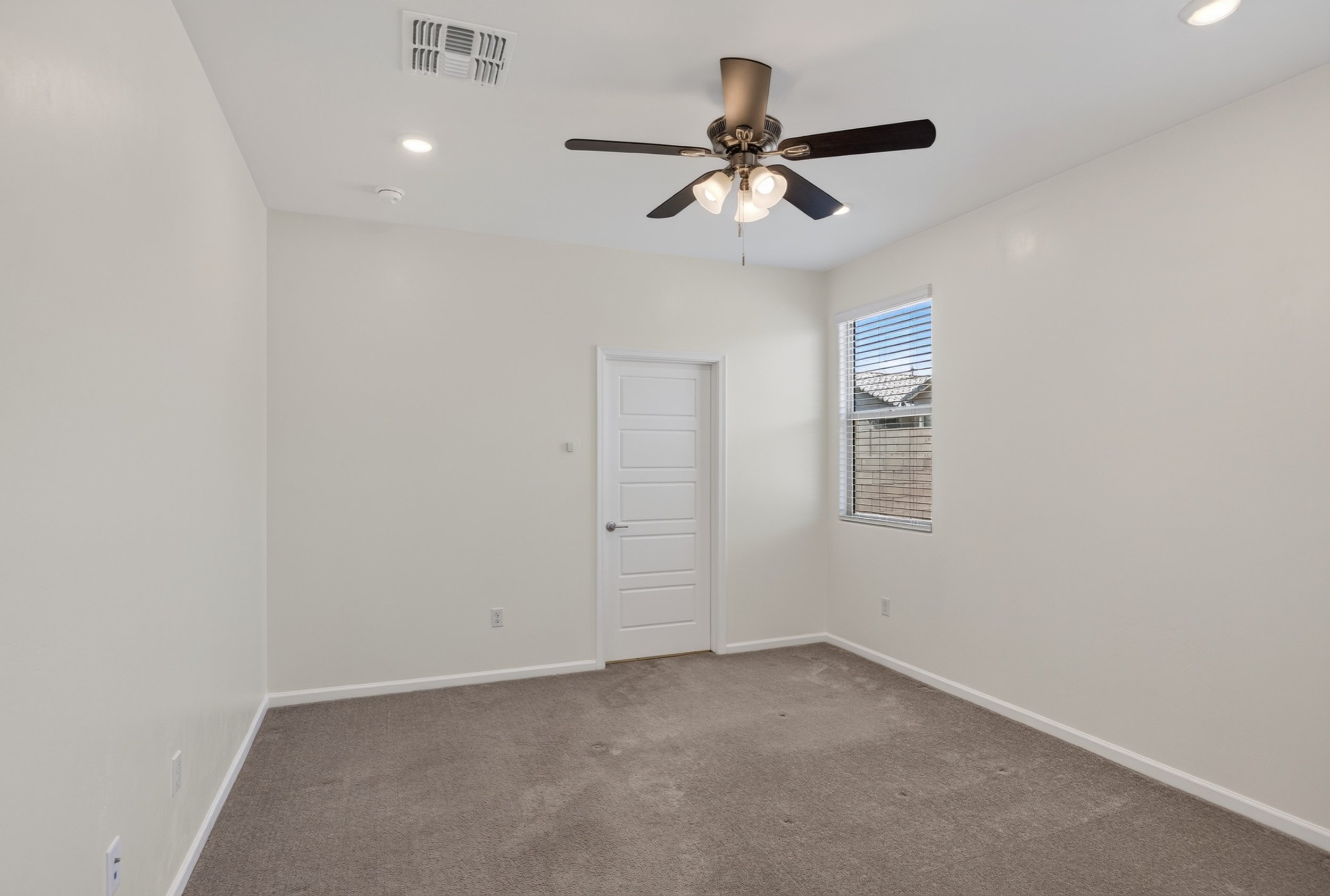18 Main Bedroom photo a.jpg