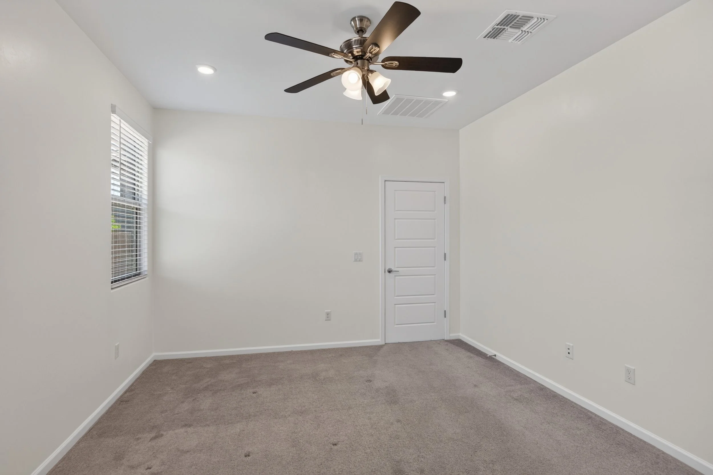 19 Main Bedroom photo b.jpg