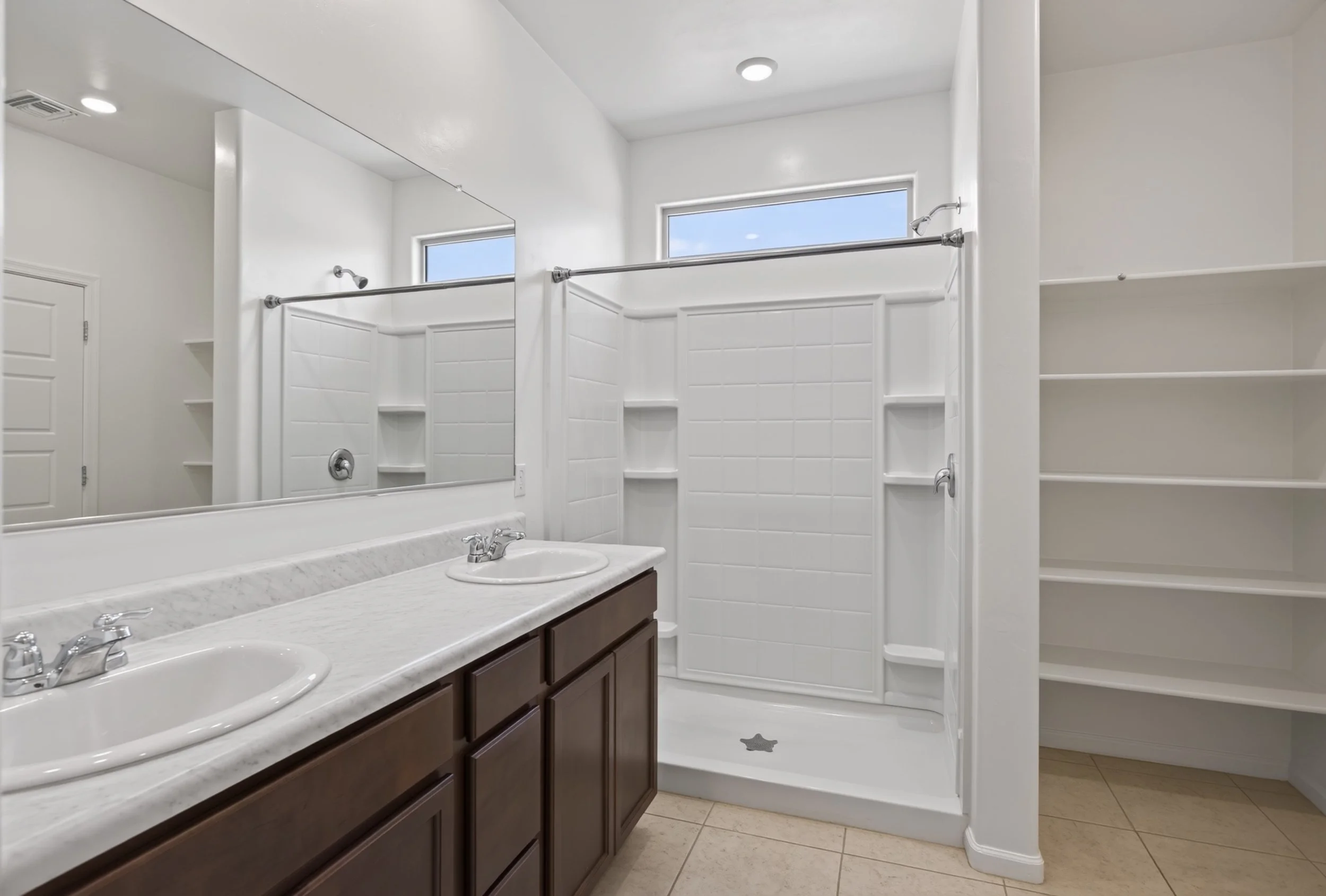 20 Main Bathroom.jpg
