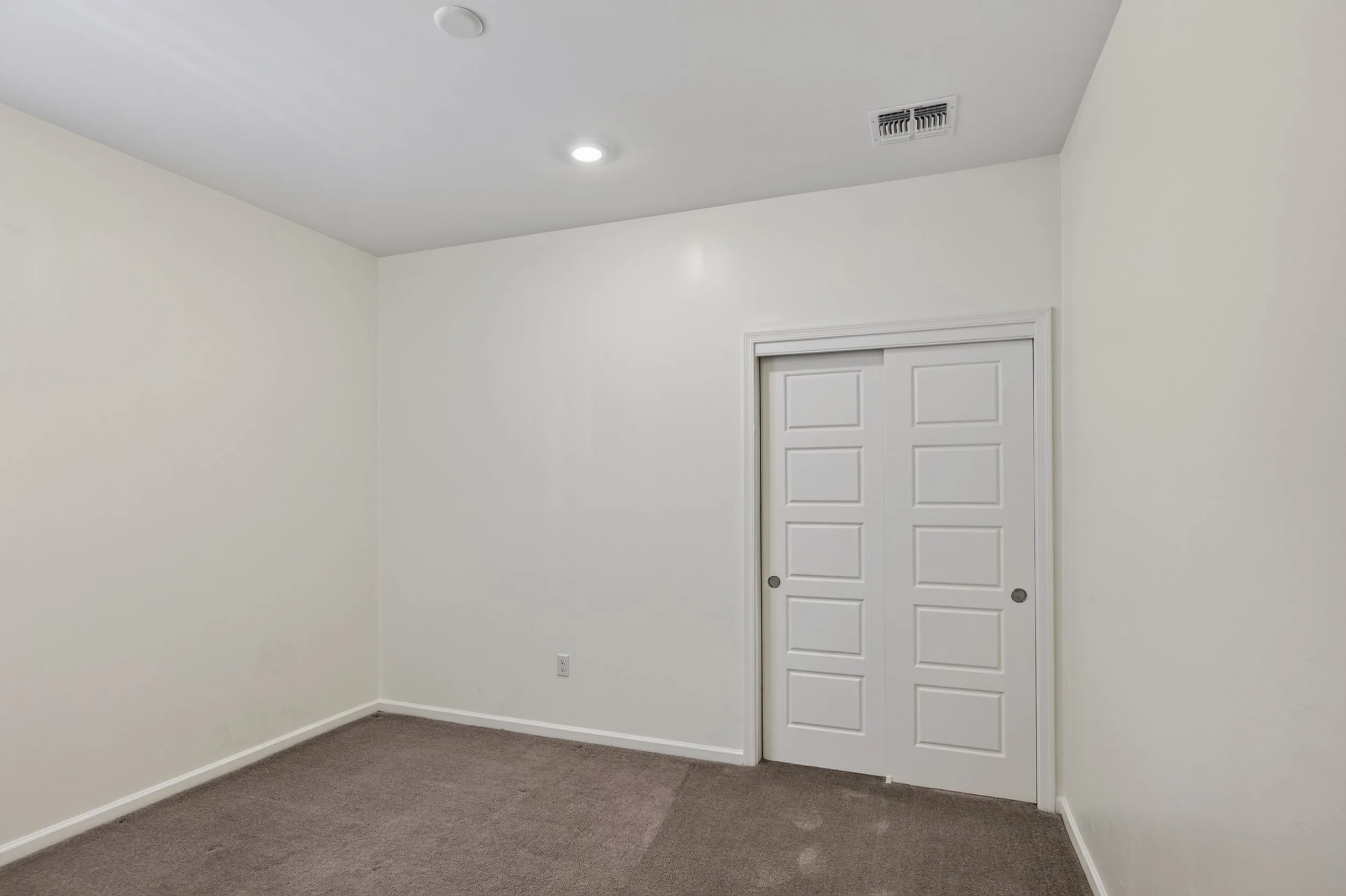 23 Bedroom 1 photo b.jpg
