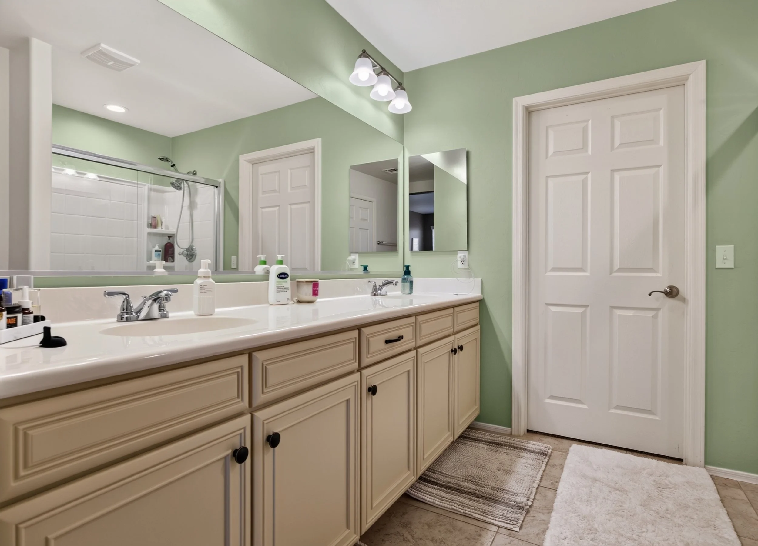 31 Main Bathroom photo a.jpg