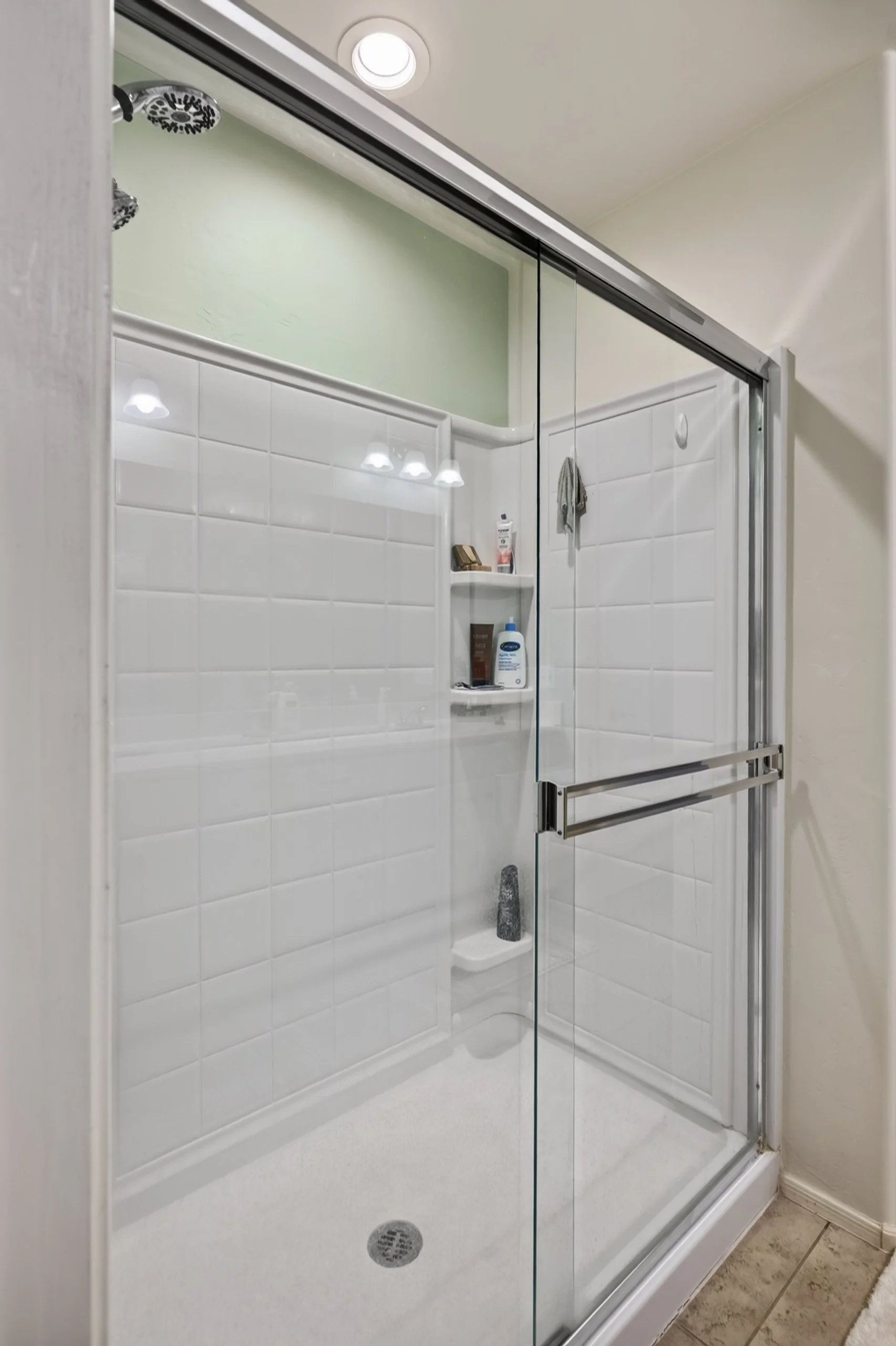 32 Main Bathroom photo b.jpg