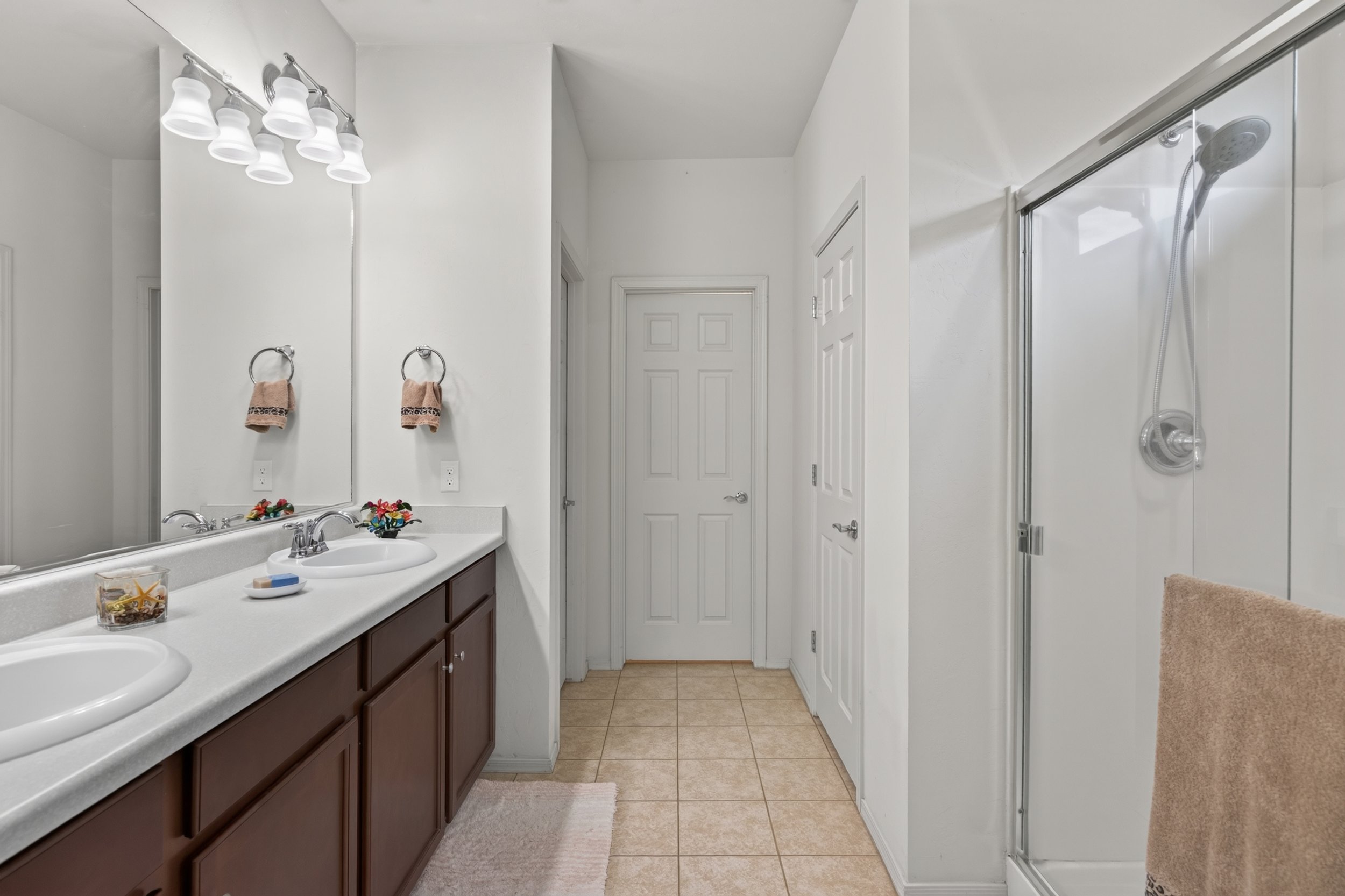 27 Main Bathroom photo a.jpg