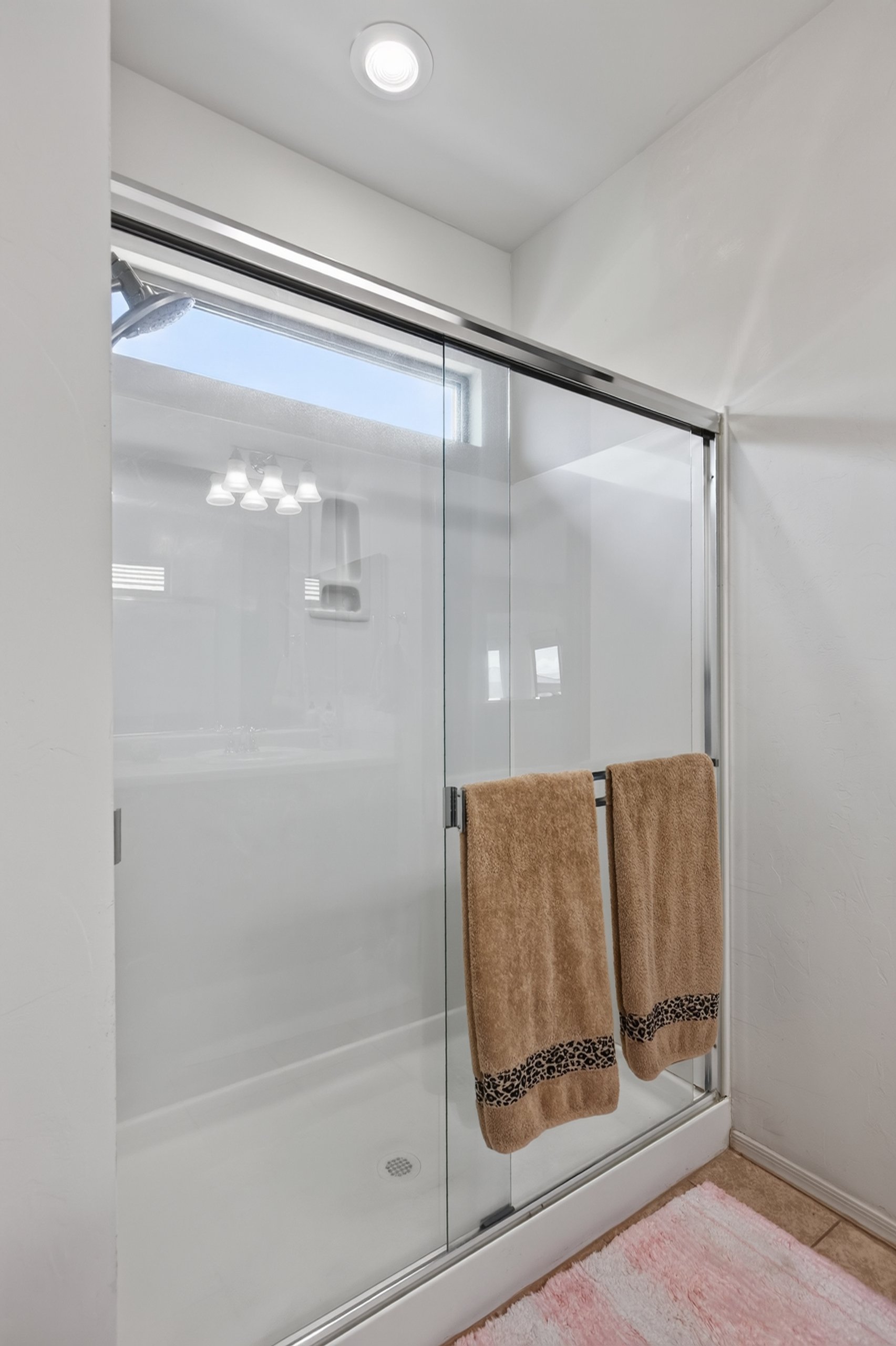 28 Main Bathroom photo b.jpg