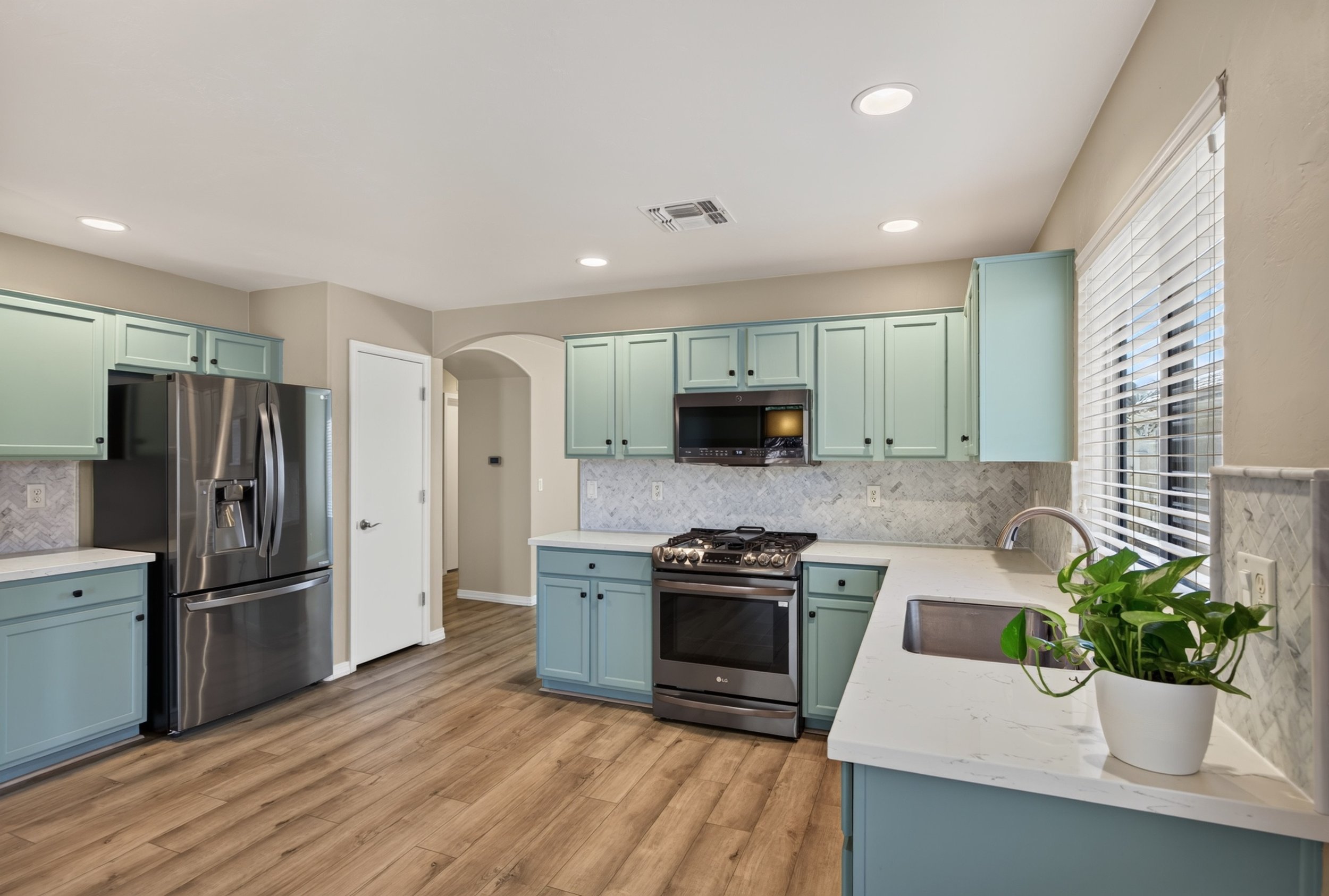 16 Kitchen photo e.jpg