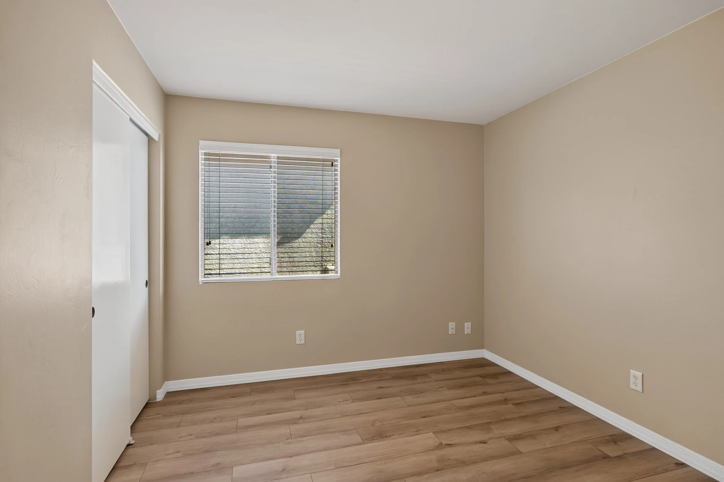 22 Bedroom 1 photo a.jpg