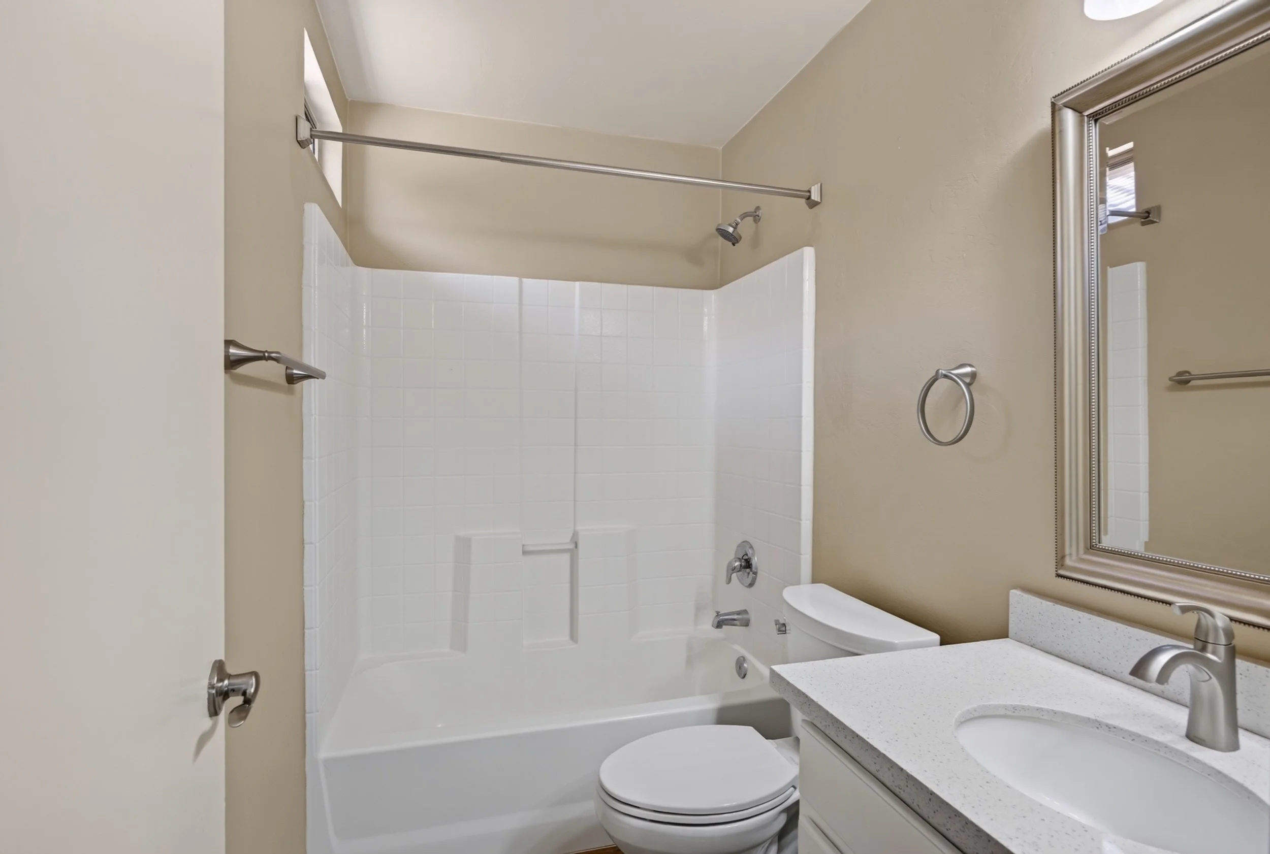 31 Main Bathroom.jpg