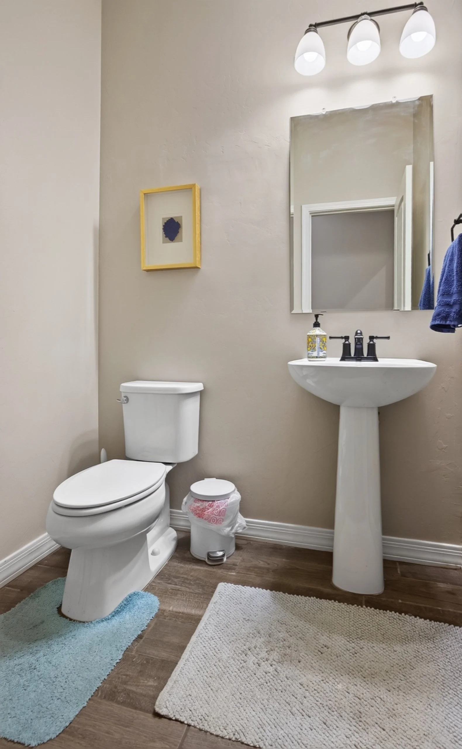 17 Bathroom 2.jpg
