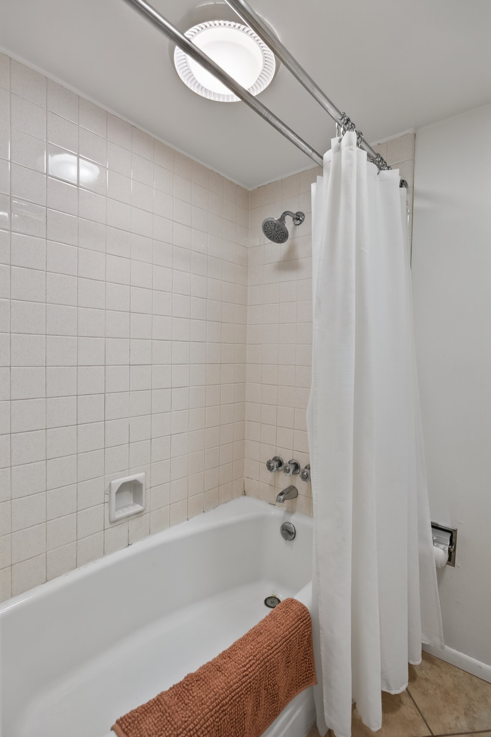 12 Main Bathroom photo b.jpg
